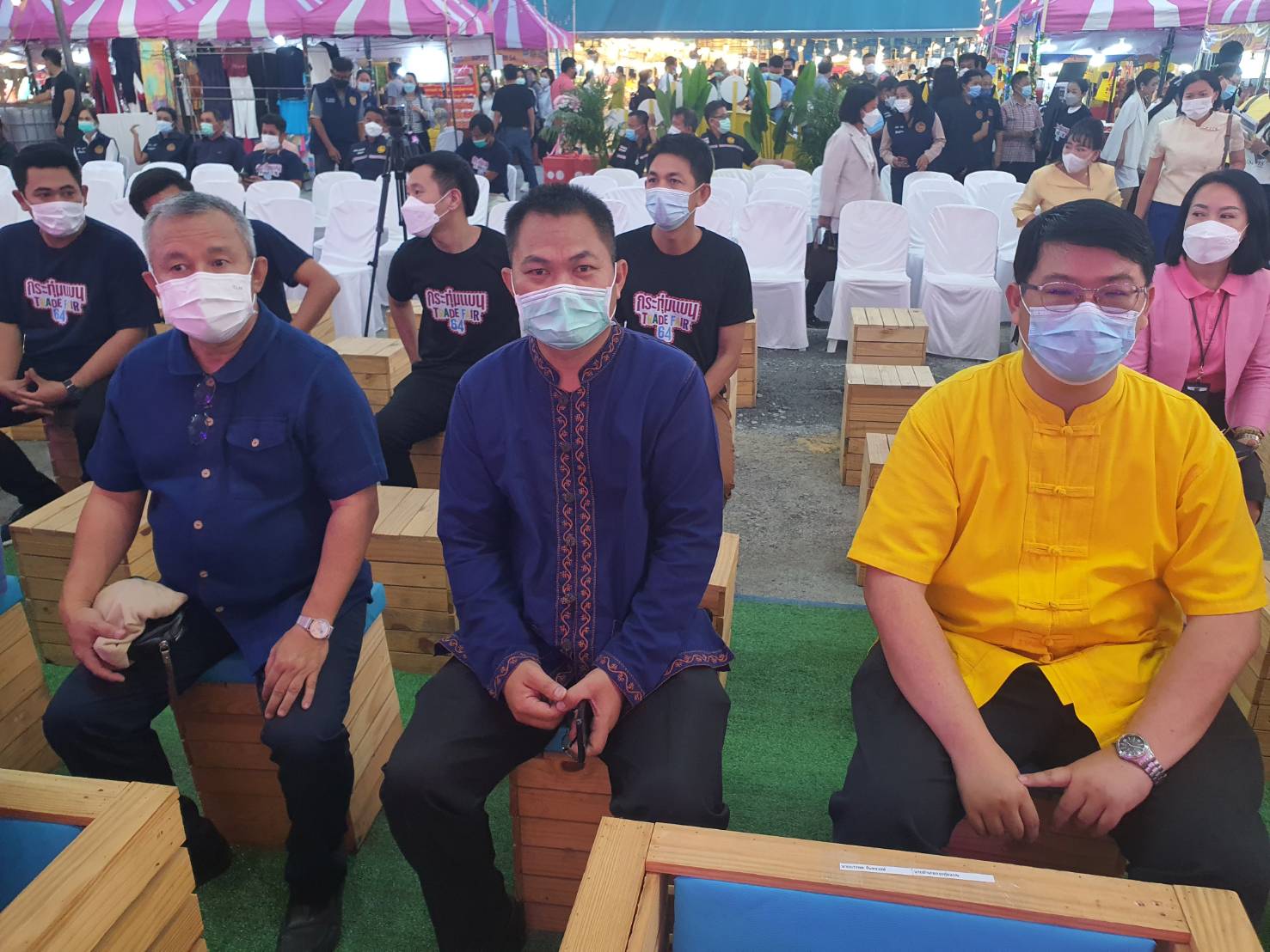 ???? พช.สมุทรสาคร ร่วมพิธีเปิดงานกระทุ่มแบน TRADE FAIR 64????   วันที่ 2 พฤศจิกายน 2565 เวลา 18.00 น. ณ บริเวณลานกระทุ่มแบน ริมถนนพุทธสาครอำเภอกระทุ่มแบน โดยนายณรงค์ รักร้อย ผู้ว่าราชการจังหวัดสมุทรสาคร ได้มอบหมายให้นายสุรศักดิ์ ผลยังส่ง รองผู้ว่าราชการจังหวัดสมุทรสาคร เป็นประธานในพิธีเปิดงานกระทุ่มแบน TRADE FAIR 64 โดยเป็นความร่วมมือระหว่างอำเภอกระทุ่มแบน และสำนักงานพาณิชย์จังหวัดสมุทรสาคร กำหนดจัดงานระหว่างวันที่ 2 – 6 พฤศจิกายน 2565 เพื่อจำหน่ายผลิตภัณฑ์ OTOP สินค้าโรงงาน ของดีอำเภอกระทุ่มแบน    โดยนางศลิษา ม่วงใหม่ พัฒนาการจังหวัดสมุทรสาคร ได้มอบหมายให้นายทศพร แก้วดี ผู้อำนวยการกลุ่มงานสารสนเทศการพัฒนาชุมชน และนายจักรินทร์  ทิพย์โยธา ผู้อำนวยการกลุ่มงานยุทธศาสตร์การพัฒนาชุมชน พร้อมด้วยนายอรรถพงศ์ สงวนเดือน พัฒนาการอำเภอกระทุ่มแบน เข้าร่วมงานในครั้งนี้  #SMART SK  # โคกหนองนา #โคกหนองนาโมเดล #โคกหนองนาพัฒนาชุมชน #World soil Day #World soil Day CDD #UNFAO #SEPtoSDGs #SDGforAll@kmit #ปิดหมู่บ้าน 3 เดือนพวกเราอยู่ได้ #108อาชีพแก้จนพัฒนาคนทุกช่วงวัย wecareaboutyou #Changeforgood  ภาพ/ข่าว…ทีมงานสารสนเทศการพัฒนาชุมชน พช.สมุทรสาคร
