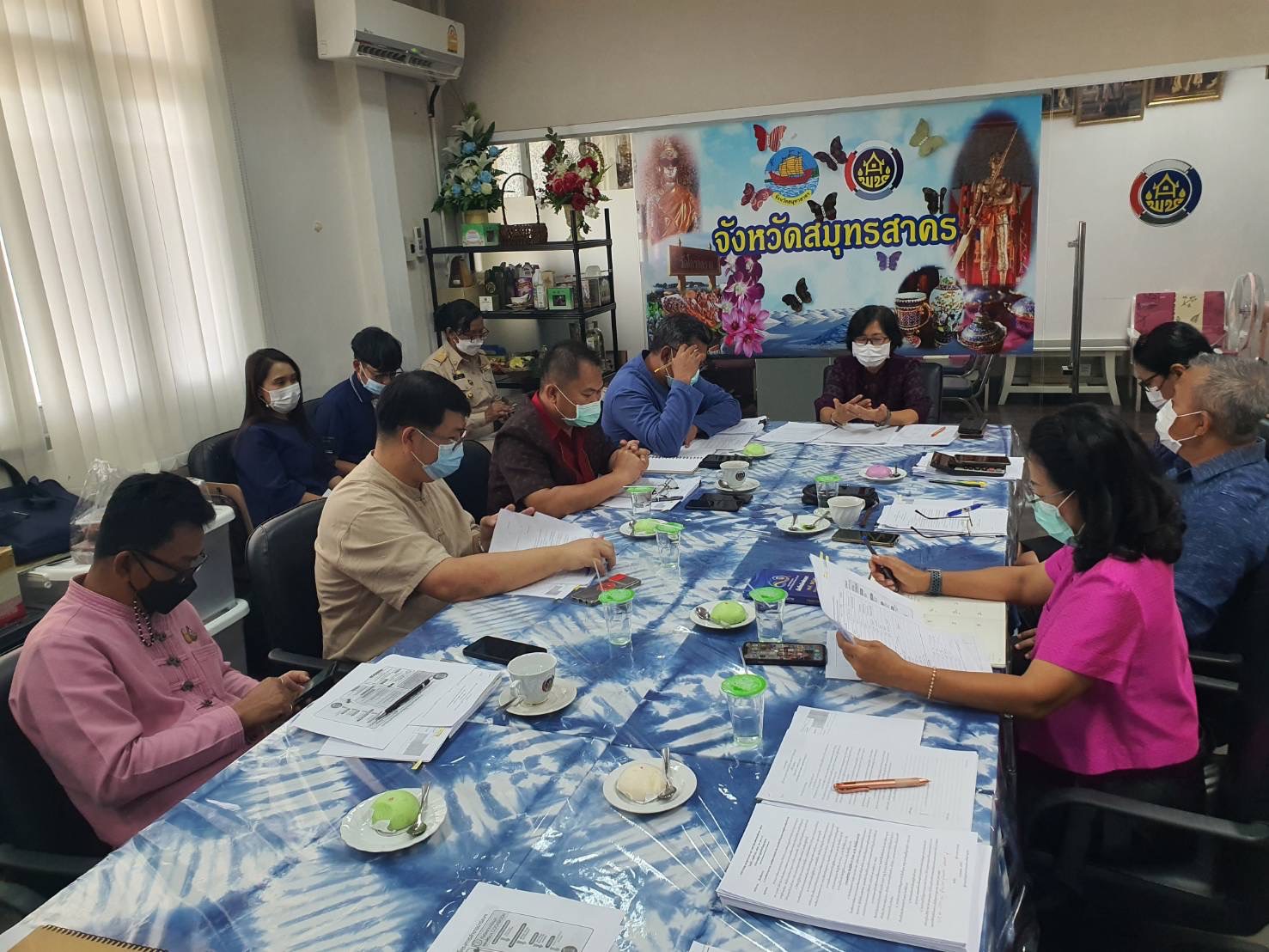 ????    พช.สมุทรสาคร ประชุมผู้อำนวยการกลุ่มงาน พัฒนาการอำเภอ และนักวิชาการพัฒนาชุมชน ครั้งที่ 9/2565 ????   วันที่ 1 พฤศจิกายน  2565 เวลา 09.30 น. ณ ห้องประชุมสำนักงานพัฒนาชุมชนจังหวัดสมุทรสาคร ชั้น 2 ศาลากลางจังหวัดสมุทรสาคร ภายใต้การกำกับดูแลของนายณรงค์ รักร้อย ผู้ว่าราชการจังหวัดสมุทรสาคร โดยนางศลิษา ม่วงใหม่ พัฒนาการจังหวัดสมุทรสาคร เป็นประธานการประชุมผู้อำนวยการกลุ่มงาน พัฒนาการอำเภอ และนักวิชาการพัฒนาชุมชน ครั้งที่ 9/2565 เพื่อสรุปการวางแผนและติดตามผลการดำเนินงานปีงบประมาณ พ.ศ. 2565 ประจำเดือนตุลาคม ให้บรรลุเป้าหมายอย่างมีประสิทธิภาพ โดยมีประเด็นสำคัญการประชุมดังนี้ 1 : แนะนำข้าราชการและพนักงานราชการที่ย้ายมาปฏิบัติงาน ณ สำนักงานพัฒนาชุมชนจังหวัดสมุทรสาคร  2 : สรุปผลการขับเคลื่อนงานพัฒนาชุมชน ประจำเดือนตุลาคม 2565 ของทั้ง 3 อำเภอ 4 กลุ่มงาน  3 : การจัดสรรงบประมาณเพื่อดำเนินกิจกรรมตามแผนการปฏิบัติงานและแผนการใช้จ่ายงบประมาณ ประจำปี 2565  4 : สรุปผลส่งรายงานของสำนักงานพัฒนาชุมชนอำเภอ โดยอำเภอเมืองสมุทรสาครได้รับรางวัลชนะเลิศ 5 : กิจกรรมประชาสัมพันธ์ผ้าไทยใส่สนุก เพื่อกระตุ้นการสวมใส่ผ้าไทยในจังหวัดสมุทรสาคร รวมถึงกิจกรรมประกวดลายผ้า ส่งเสริมอัตลักษณ์จังหวัดสมุทรสาคร 6 : ผลการบริหารจัดการหนี้ค้างชำระกองทุนพัฒนาบทบาทสตรีจังหวัดสมุทรสาครตั้งแต่ปีงบประมาณ พ.ศ. 2556 – 2564  7 :  เตรียมความพร้อมพิธีถวายผ้าพระกฐินพระราชทานกรมการพัฒนาชุมชน  8 : การสร้างความมั่นคงทางอาหาร น้อมนำแนวทางพระราชดำริของสมเด็จพระกนิษฐาธิราชเจ้า กรมสมเด็จพระเทพรัตนราชสุดาฯ สยามบรมราชกุมารี  “บ้านนี้มีรักปลูกผักกินเอง” และขยายผลการขับเคลื่อน “ทางนี้มีผล ผู้คนรักกัน” นโยบายของสมาคมแม่บ้านมหาดไทย ในกิจกรรมเอามื้อสามัคคี โคก หนอง นา พัฒนาชุมชน  #SMART SK   # โคกหนองนา #โคกหนองนาโมเดล #โคกหนองนาพัฒนาชุมชน #World soil Day #World soil Day CDD #UNFAO #SEPtoSDGs #SDGforAll@kmit #ปิดหมู่บ้าน 3 เดือนพวกเราอยู่ได้ #108อาชีพแก้จนพัฒนาคนทุกช่วงวัย wecareaboutyou #Changeforgood   ภาพ/ข่าว…ทีมงานสารสนเทศพัฒนาชุมชน ?พช.สมุทรสาคร