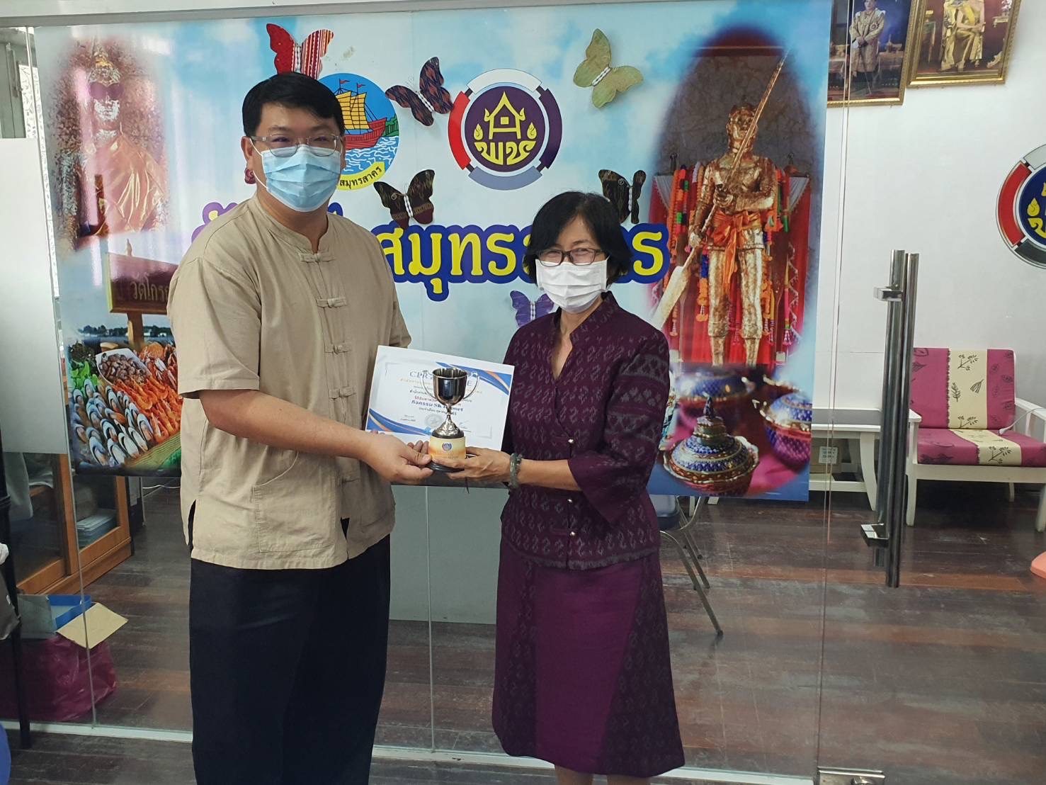 ????    พช.สมุทรสาคร ประชุมผู้อำนวยการกลุ่มงาน พัฒนาการอำเภอ และนักวิชาการพัฒนาชุมชน ครั้งที่ 9/2565 ????   วันที่ 1 พฤศจิกายน  2565 เวลา 09.30 น. ณ ห้องประชุมสำนักงานพัฒนาชุมชนจังหวัดสมุทรสาคร ชั้น 2 ศาลากลางจังหวัดสมุทรสาคร ภายใต้การกำกับดูแลของนายณรงค์ รักร้อย ผู้ว่าราชการจังหวัดสมุทรสาคร โดยนางศลิษา ม่วงใหม่ พัฒนาการจังหวัดสมุทรสาคร เป็นประธานการประชุมผู้อำนวยการกลุ่มงาน พัฒนาการอำเภอ และนักวิชาการพัฒนาชุมชน ครั้งที่ 9/2565 เพื่อสรุปการวางแผนและติดตามผลการดำเนินงานปีงบประมาณ พ.ศ. 2565 ประจำเดือนตุลาคม ให้บรรลุเป้าหมายอย่างมีประสิทธิภาพ โดยมีประเด็นสำคัญการประชุมดังนี้ 1 : แนะนำข้าราชการและพนักงานราชการที่ย้ายมาปฏิบัติงาน ณ สำนักงานพัฒนาชุมชนจังหวัดสมุทรสาคร  2 : สรุปผลการขับเคลื่อนงานพัฒนาชุมชน ประจำเดือนตุลาคม 2565 ของทั้ง 3 อำเภอ 4 กลุ่มงาน  3 : การจัดสรรงบประมาณเพื่อดำเนินกิจกรรมตามแผนการปฏิบัติงานและแผนการใช้จ่ายงบประมาณ ประจำปี 2565  4 : สรุปผลส่งรายงานของสำนักงานพัฒนาชุมชนอำเภอ โดยอำเภอเมืองสมุทรสาครได้รับรางวัลชนะเลิศ 5 : กิจกรรมประชาสัมพันธ์ผ้าไทยใส่สนุก เพื่อกระตุ้นการสวมใส่ผ้าไทยในจังหวัดสมุทรสาคร รวมถึงกิจกรรมประกวดลายผ้า ส่งเสริมอัตลักษณ์จังหวัดสมุทรสาคร 6 : ผลการบริหารจัดการหนี้ค้างชำระกองทุนพัฒนาบทบาทสตรีจังหวัดสมุทรสาครตั้งแต่ปีงบประมาณ พ.ศ. 2556 – 2564  7 :  เตรียมความพร้อมพิธีถวายผ้าพระกฐินพระราชทานกรมการพัฒนาชุมชน  8 : การสร้างความมั่นคงทางอาหาร น้อมนำแนวทางพระราชดำริของสมเด็จพระกนิษฐาธิราชเจ้า กรมสมเด็จพระเทพรัตนราชสุดาฯ สยามบรมราชกุมารี  “บ้านนี้มีรักปลูกผักกินเอง” และขยายผลการขับเคลื่อน “ทางนี้มีผล ผู้คนรักกัน” นโยบายของสมาคมแม่บ้านมหาดไทย ในกิจกรรมเอามื้อสามัคคี โคก หนอง นา พัฒนาชุมชน  #SMART SK   # โคกหนองนา #โคกหนองนาโมเดล #โคกหนองนาพัฒนาชุมชน #World soil Day #World soil Day CDD #UNFAO #SEPtoSDGs #SDGforAll@kmit #ปิดหมู่บ้าน 3 เดือนพวกเราอยู่ได้ #108อาชีพแก้จนพัฒนาคนทุกช่วงวัย wecareaboutyou #Changeforgood   ภาพ/ข่าว…ทีมงานสารสนเทศพัฒนาชุมชน ?พช.สมุทรสาคร