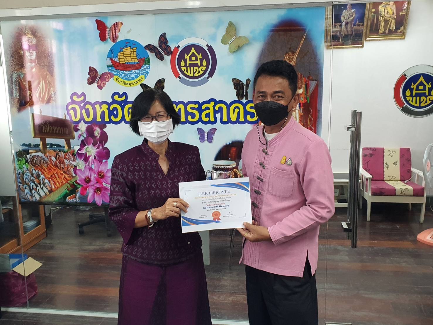 ????    พช.สมุทรสาคร ประชุมผู้อำนวยการกลุ่มงาน พัฒนาการอำเภอ และนักวิชาการพัฒนาชุมชน ครั้งที่ 9/2565 ????   วันที่ 1 พฤศจิกายน  2565 เวลา 09.30 น. ณ ห้องประชุมสำนักงานพัฒนาชุมชนจังหวัดสมุทรสาคร ชั้น 2 ศาลากลางจังหวัดสมุทรสาคร ภายใต้การกำกับดูแลของนายณรงค์ รักร้อย ผู้ว่าราชการจังหวัดสมุทรสาคร โดยนางศลิษา ม่วงใหม่ พัฒนาการจังหวัดสมุทรสาคร เป็นประธานการประชุมผู้อำนวยการกลุ่มงาน พัฒนาการอำเภอ และนักวิชาการพัฒนาชุมชน ครั้งที่ 9/2565 เพื่อสรุปการวางแผนและติดตามผลการดำเนินงานปีงบประมาณ พ.ศ. 2565 ประจำเดือนตุลาคม ให้บรรลุเป้าหมายอย่างมีประสิทธิภาพ โดยมีประเด็นสำคัญการประชุมดังนี้ 1 : แนะนำข้าราชการและพนักงานราชการที่ย้ายมาปฏิบัติงาน ณ สำนักงานพัฒนาชุมชนจังหวัดสมุทรสาคร  2 : สรุปผลการขับเคลื่อนงานพัฒนาชุมชน ประจำเดือนตุลาคม 2565 ของทั้ง 3 อำเภอ 4 กลุ่มงาน  3 : การจัดสรรงบประมาณเพื่อดำเนินกิจกรรมตามแผนการปฏิบัติงานและแผนการใช้จ่ายงบประมาณ ประจำปี 2565  4 : สรุปผลส่งรายงานของสำนักงานพัฒนาชุมชนอำเภอ โดยอำเภอเมืองสมุทรสาครได้รับรางวัลชนะเลิศ 5 : กิจกรรมประชาสัมพันธ์ผ้าไทยใส่สนุก เพื่อกระตุ้นการสวมใส่ผ้าไทยในจังหวัดสมุทรสาคร รวมถึงกิจกรรมประกวดลายผ้า ส่งเสริมอัตลักษณ์จังหวัดสมุทรสาคร 6 : ผลการบริหารจัดการหนี้ค้างชำระกองทุนพัฒนาบทบาทสตรีจังหวัดสมุทรสาครตั้งแต่ปีงบประมาณ พ.ศ. 2556 – 2564  7 :  เตรียมความพร้อมพิธีถวายผ้าพระกฐินพระราชทานกรมการพัฒนาชุมชน  8 : การสร้างความมั่นคงทางอาหาร น้อมนำแนวทางพระราชดำริของสมเด็จพระกนิษฐาธิราชเจ้า กรมสมเด็จพระเทพรัตนราชสุดาฯ สยามบรมราชกุมารี  “บ้านนี้มีรักปลูกผักกินเอง” และขยายผลการขับเคลื่อน “ทางนี้มีผล ผู้คนรักกัน” นโยบายของสมาคมแม่บ้านมหาดไทย ในกิจกรรมเอามื้อสามัคคี โคก หนอง นา พัฒนาชุมชน  #SMART SK   # โคกหนองนา #โคกหนองนาโมเดล #โคกหนองนาพัฒนาชุมชน #World soil Day #World soil Day CDD #UNFAO #SEPtoSDGs #SDGforAll@kmit #ปิดหมู่บ้าน 3 เดือนพวกเราอยู่ได้ #108อาชีพแก้จนพัฒนาคนทุกช่วงวัย wecareaboutyou #Changeforgood   ภาพ/ข่าว…ทีมงานสารสนเทศพัฒนาชุมชน ?พช.สมุทรสาคร