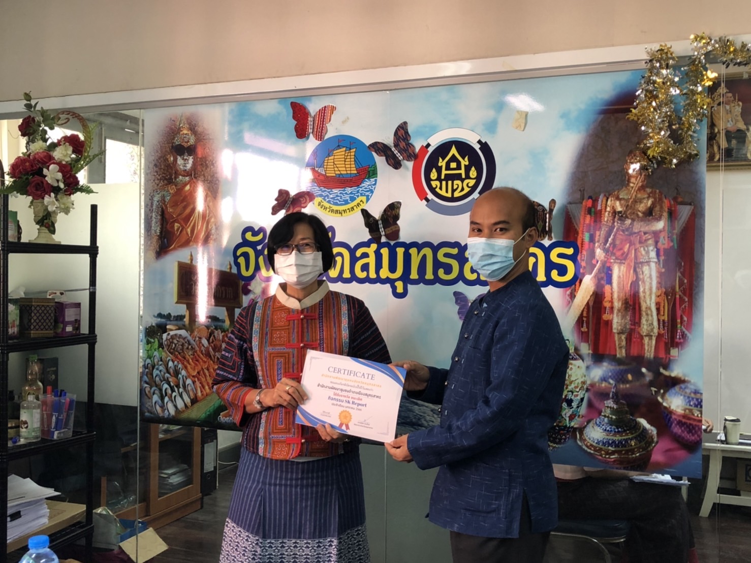 ????พช.สมุทรสาคร ประชุมผู้อำนวยการกลุ่มงาน พัฒนาการอำเภอ และนักวิชาการพัฒนาชุมชน ครั้งที่ 2/2566????       วันที่ 31 มกราคม 2566 เวลา 08.30 น. พช.สมุทรสาคร ประชุมผู้อำนวยการกลุ่มงาน พัฒนาการอำเภอ และนักวิชาการพัฒนาชุมชน ครั้งที่ 2/2566 ณ ห้องประชุมสำนักงานพัฒนาชุมชนจังหวัดสมุทรสาคร สำนักงานพัฒนาชุมชนจังหวัดสมุทรสาคร ชั้น 2 ศาลากลางจังหวัดสมุทรสาคร   ภายใต้การกำกับดูแลของนายณรงค์ รักร้อย ผู้ว่าราชการจังหวัดสมุทรสาคร โดยนางศลิษา ม่วงใหม่ พัฒนาการจังหวัดสมุทรสาคร เป็นประธานการประชุมผู้อำนวยการกลุ่มงาน พัฒนาการอำเภอ และนักวิชาการพัฒนาชุมชน ครั้งที่ 2/2566 เพื่อสรุปการวางแผนและติดตามผลการดำเนินงานปีงบประมาณ พ.ศ. 2566 ให้บรรลุเป้าหมายอย่างมีประสิทธิภาพ   โดยมีประเด็นการประชุมสำคัญ ดังนี้  1. ตัวชี้วัดและค่าเป้าหมายการประเมินผลการปฏิบัติราชการ ปีงบประมาณ พ.ศ. 2566 2. การประเมินผลการดำเนินกิจกรรม/โครงการของกรมการพัฒนาชุมชน ไตรมาสที่ 1-2 3. กิจกรรมเนื่องในวาระครบรอบ 54 ปี 4. ข้อสั่งการจากการประชุมกรมการพัฒนาชุมชน เมื่อวันที่ 30 มกราคม 2566 5. การขับเคลื่อนการดำเนินงานขจัดความยากจนและพัฒนาคนทุกช่วงวัยอย่างยั่งยืนตามหลักปรัชญาของเศรษฐกิจพอเพียง TPMAP  6. กองทุนแม่ของแผ่นดิน 7. การจัดเก็บข้อมูลความจำเป็นพื้นฐาน (จปฐ.) และข้อมูลพื้นฐานหมู่บ้าน (กชช.2ค) ปี 2566 8. ผลการบริหารจัดการหนี้ค้างชำระกองทุนพัฒนาบทบาทสตรีจังหวัดสมุทรสาคร ตั้งแต่ปี 2556-2566 9. ผลการดำเนินงานโครงการพัฒนาชุมชนใสสะอาด ประจำปีงบประมาณ พ.ศ. 2566 10. การเปิดปฏิบัติการการป้องกัน ปราบปราม และแก้ไขปัญหายาเสพติด ตามนโยบายรัฐบาล ประจำปีงบประมาณ พ.ศ. 2566 11. เร่งรัดการเบิกจ่ายงบประมาณตามกิจกรรมยุทธศาสตร์การพัฒนาชุมชน ประจำปีงบประมาณ พ.ศ. 2566 ?ภาพ/ข่าว…ทีมงานสารสนเทศพัฒนาชุมชน พช.สมุทรสาคร
