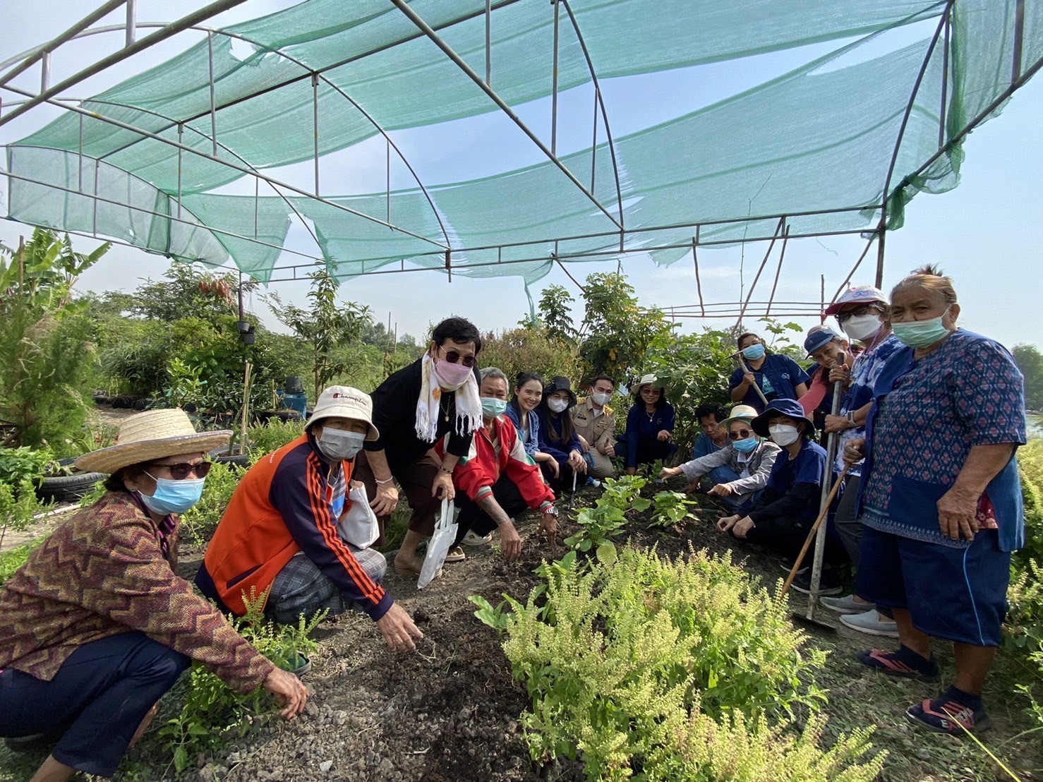 ????พช.สมุทรสาคร เอามื้อสามัคคี สร้างความมั่นคงทางอาหาร “ศูนย์การเรียนรู้โคกหนองนาโมเดล ????  วันที่ 30 มกราคม 2566 ภายใต้การกำกับดูแลของนายณรงค์รักร้อย ผู้ว่าราชการจังหวัดสมุทรสาคร นางศลิษา ม่วงใหม่ พัฒนาการจังหวัดสมุทรสาคร มอบหมาย นางณัฐภรณ์ ก่อนกำเนิด พัฒนาการอำเภอเมืองสมุทรสาคร พร้อมเจ้าหน้าที่พัฒนาชุมชนจังหวัดและอำเภอ ผู้นำท้องถิ่นและผู้นำท้องที่ คณะกรรมการหมู่บ้าน สมาชิกกองทุนพัฒนาบทบาทสตรี ประชาชน ดำเนินกิจกรรมเอามื้อสามัคคี ปลูกผักสวนครัว เพื่อเป็นการสร้างความมั่นคงทางอาหาร และแบ่งปันผลผลิตสู่ชุมชน เป็นการลดรายจ่ายในครัวเรือน ณ พื้นที่ “ศูนย์การเรียนรู้โคกหนองนาโมเดล”  หมู่ 2 ตำบลโคกขาม อำเภอเมืองสมุทรสาคร จังหวัดสมุทรสาคร  ? ภาพ/ข่าว…อำเภอเมืองสมุทรสาคร
