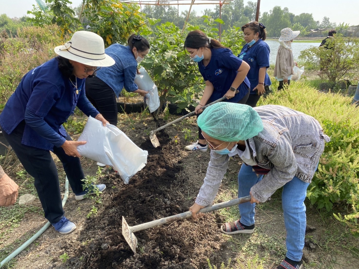 ????พช.สมุทรสาคร เอามื้อสามัคคี สร้างความมั่นคงทางอาหาร “ศูนย์การเรียนรู้โคกหนองนาโมเดล ????  วันที่ 30 มกราคม 2566 ภายใต้การกำกับดูแลของนายณรงค์รักร้อย ผู้ว่าราชการจังหวัดสมุทรสาคร นางศลิษา ม่วงใหม่ พัฒนาการจังหวัดสมุทรสาคร มอบหมาย นางณัฐภรณ์ ก่อนกำเนิด พัฒนาการอำเภอเมืองสมุทรสาคร พร้อมเจ้าหน้าที่พัฒนาชุมชนจังหวัดและอำเภอ ผู้นำท้องถิ่นและผู้นำท้องที่ คณะกรรมการหมู่บ้าน สมาชิกกองทุนพัฒนาบทบาทสตรี ประชาชน ดำเนินกิจกรรมเอามื้อสามัคคี ปลูกผักสวนครัว เพื่อเป็นการสร้างความมั่นคงทางอาหาร และแบ่งปันผลผลิตสู่ชุมชน เป็นการลดรายจ่ายในครัวเรือน ณ พื้นที่ “ศูนย์การเรียนรู้โคกหนองนาโมเดล”  หมู่ 2 ตำบลโคกขาม อำเภอเมืองสมุทรสาคร จังหวัดสมุทรสาคร  ? ภาพ/ข่าว…อำเภอเมืองสมุทรสาคร
