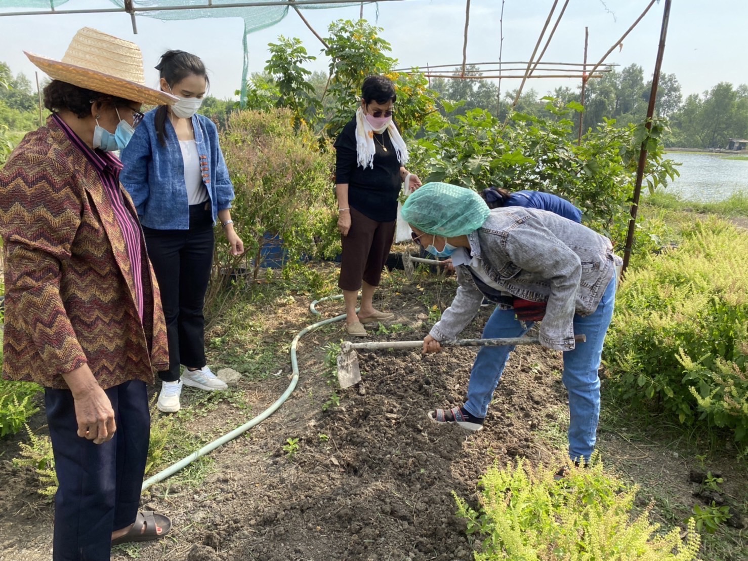 ????พช.สมุทรสาคร เอามื้อสามัคคี สร้างความมั่นคงทางอาหาร “ศูนย์การเรียนรู้โคกหนองนาโมเดล ????  วันที่ 30 มกราคม 2566 ภายใต้การกำกับดูแลของนายณรงค์รักร้อย ผู้ว่าราชการจังหวัดสมุทรสาคร นางศลิษา ม่วงใหม่ พัฒนาการจังหวัดสมุทรสาคร มอบหมาย นางณัฐภรณ์ ก่อนกำเนิด พัฒนาการอำเภอเมืองสมุทรสาคร พร้อมเจ้าหน้าที่พัฒนาชุมชนจังหวัดและอำเภอ ผู้นำท้องถิ่นและผู้นำท้องที่ คณะกรรมการหมู่บ้าน สมาชิกกองทุนพัฒนาบทบาทสตรี ประชาชน ดำเนินกิจกรรมเอามื้อสามัคคี ปลูกผักสวนครัว เพื่อเป็นการสร้างความมั่นคงทางอาหาร และแบ่งปันผลผลิตสู่ชุมชน เป็นการลดรายจ่ายในครัวเรือน ณ พื้นที่ “ศูนย์การเรียนรู้โคกหนองนาโมเดล”  หมู่ 2 ตำบลโคกขาม อำเภอเมืองสมุทรสาคร จังหวัดสมุทรสาคร  ? ภาพ/ข่าว…อำเภอเมืองสมุทรสาคร