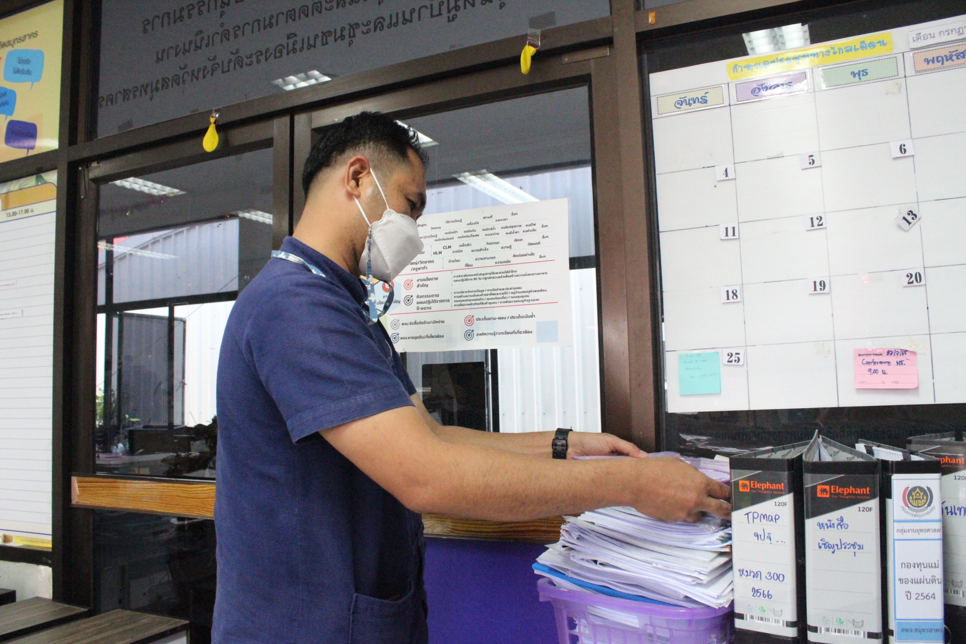 ????พช.สมุทรสาคร ขับเคลื่อนกิจกรรมพัฒนาชุมชนสมุทรสาครใสสะอาด : Big Cleaning Day???? วันที่ 21 กุมภาพันธ์ 2566 เวลา 15.00 น. ภายใต้การกำกับดูแลของนายณรงค์ รักร้อย ผู้ว่าราชการจังหวัดสมุทรสาคร โดย นางศลิษา ม่วงใหม่ พัฒนาการจังหวัดสมุทรสาคร นำทีมผู้อำนวยการกลุ่มงาน นักวิชาการพัฒนาชุมชน และเจ้าหน้าที่สำนักงานพัฒนาชุมชนจังหวัดสมุทรสาคร ร่วมกันดำเนินกิจกรรม 5ส Big Cleaning Day ภายในสำนักงานพัฒนาชุมชนจังหวัดสมุทรสาคร โดยเป็นกระบวนการหนึ่งที่เป็นระบบมีแนวปฏิบัติที่เหมาะสมสามารถนำมาใช้เพื่อปรับปรุงแก้ไขงานและรักษาสิ่งแวดล้อมในสถานที่ทำงานให้ดีขึ้น ประกอบด้วย 1. สะสาง (ทำให้เป็นระเบียบ) คือ การแยกระหว่างของที่จำเป็นต้องใช้กับของที่ไม่จำเป็นต้องใช้ ขจัดของที่ไม่จำเป็นต้องใช้ทิ้งไป 2. สะดวก (วางของในที่ที่ควรอยู่) คือ การจัดวางของที่จำเป็นต้องใช้ให้เป็นระเบีบบ สามารถหยิบใช้งานได้ทันที 3. สะอาด (ทำความสะอาด) คือ การปัดกวาดเช็ดถูสถานที่ สิ่งของ อุปกรณ์ เครื่องมือเครื่องจักร ให้สะอาดอยู่เสมอ 4. สุขลักษณะ (รักษาความสะอาด) คือ การรักษาและปฏิบัติ 3ส ได้แก่ สะสาง สะดวก และสะอาด ให้ดีตลอดไป 5. สร้างนิสัย (ฝึกให้เป็นนิสัย) คือ การรักษาและปฏิบัติ 4ส หรือสิ่งที่ดี กำหนดไว้แล้วอย่างถูกต้องจนติดเป็นนิสัย #พช.สมุทรสาครClear&Clean