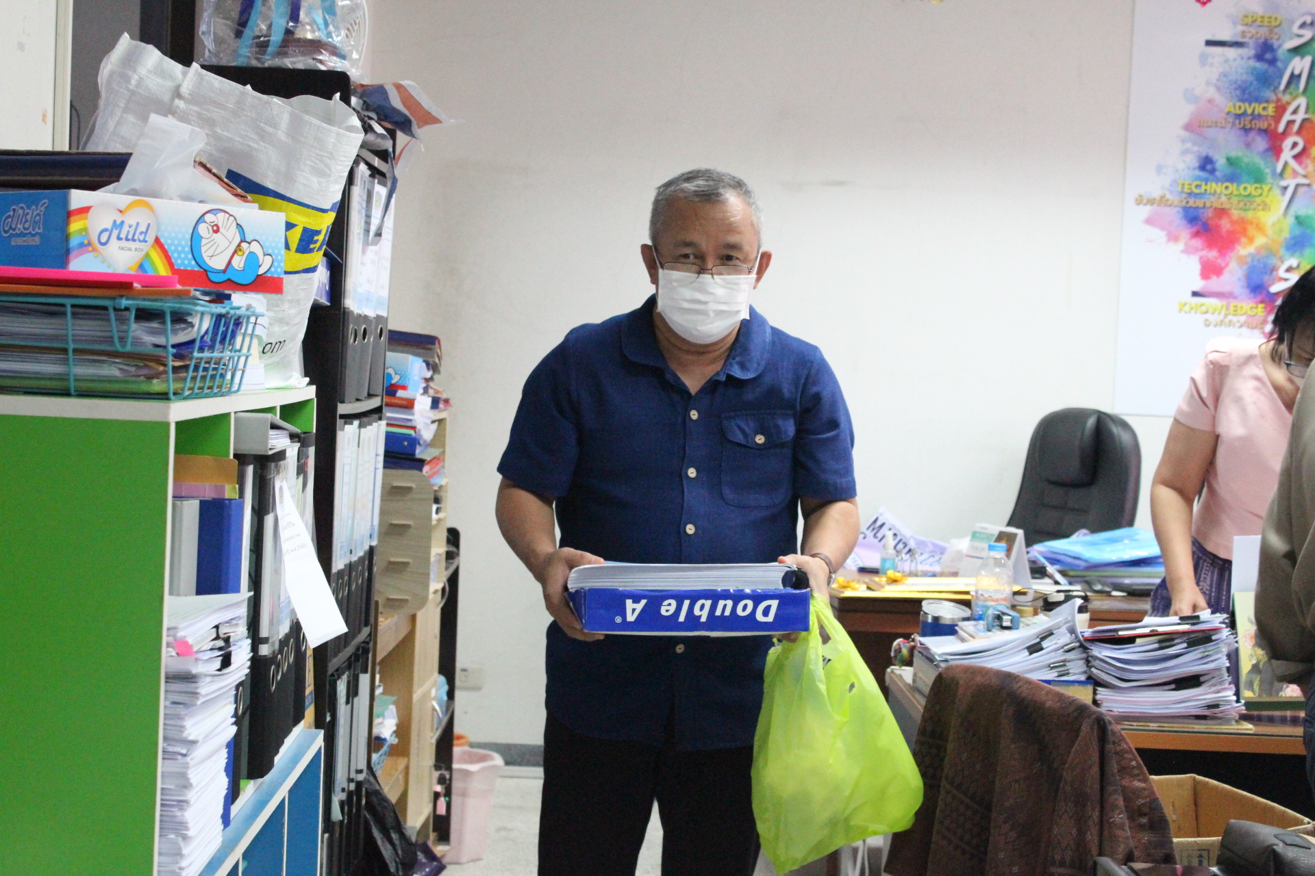 ????พช.สมุทรสาคร ขับเคลื่อนกิจกรรมพัฒนาชุมชนสมุทรสาครใสสะอาด : Big Cleaning Day???? วันที่ 21 กุมภาพันธ์ 2566 เวลา 15.00 น. ภายใต้การกำกับดูแลของนายณรงค์ รักร้อย ผู้ว่าราชการจังหวัดสมุทรสาคร โดย นางศลิษา ม่วงใหม่ พัฒนาการจังหวัดสมุทรสาคร นำทีมผู้อำนวยการกลุ่มงาน นักวิชาการพัฒนาชุมชน และเจ้าหน้าที่สำนักงานพัฒนาชุมชนจังหวัดสมุทรสาคร ร่วมกันดำเนินกิจกรรม 5ส Big Cleaning Day ภายในสำนักงานพัฒนาชุมชนจังหวัดสมุทรสาคร โดยเป็นกระบวนการหนึ่งที่เป็นระบบมีแนวปฏิบัติที่เหมาะสมสามารถนำมาใช้เพื่อปรับปรุงแก้ไขงานและรักษาสิ่งแวดล้อมในสถานที่ทำงานให้ดีขึ้น ประกอบด้วย 1. สะสาง (ทำให้เป็นระเบียบ) คือ การแยกระหว่างของที่จำเป็นต้องใช้กับของที่ไม่จำเป็นต้องใช้ ขจัดของที่ไม่จำเป็นต้องใช้ทิ้งไป 2. สะดวก (วางของในที่ที่ควรอยู่) คือ การจัดวางของที่จำเป็นต้องใช้ให้เป็นระเบีบบ สามารถหยิบใช้งานได้ทันที 3. สะอาด (ทำความสะอาด) คือ การปัดกวาดเช็ดถูสถานที่ สิ่งของ อุปกรณ์ เครื่องมือเครื่องจักร ให้สะอาดอยู่เสมอ 4. สุขลักษณะ (รักษาความสะอาด) คือ การรักษาและปฏิบัติ 3ส ได้แก่ สะสาง สะดวก และสะอาด ให้ดีตลอดไป 5. สร้างนิสัย (ฝึกให้เป็นนิสัย) คือ การรักษาและปฏิบัติ 4ส หรือสิ่งที่ดี กำหนดไว้แล้วอย่างถูกต้องจนติดเป็นนิสัย #พช.สมุทรสาครClear&Clean