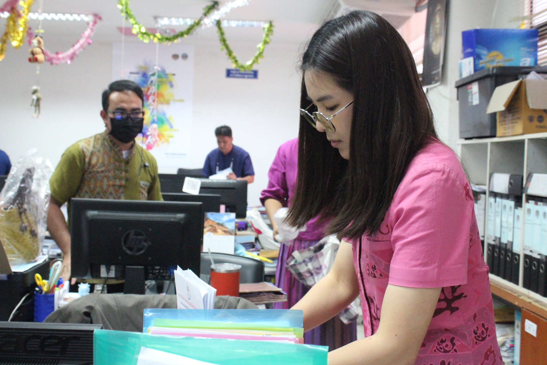 ????พช.สมุทรสาคร ขับเคลื่อนกิจกรรมพัฒนาชุมชนสมุทรสาครใสสะอาด : Big Cleaning Day???? วันที่ 21 กุมภาพันธ์ 2566 เวลา 15.00 น. ภายใต้การกำกับดูแลของนายณรงค์ รักร้อย ผู้ว่าราชการจังหวัดสมุทรสาคร โดย นางศลิษา ม่วงใหม่ พัฒนาการจังหวัดสมุทรสาคร นำทีมผู้อำนวยการกลุ่มงาน นักวิชาการพัฒนาชุมชน และเจ้าหน้าที่สำนักงานพัฒนาชุมชนจังหวัดสมุทรสาคร ร่วมกันดำเนินกิจกรรม 5ส Big Cleaning Day ภายในสำนักงานพัฒนาชุมชนจังหวัดสมุทรสาคร โดยเป็นกระบวนการหนึ่งที่เป็นระบบมีแนวปฏิบัติที่เหมาะสมสามารถนำมาใช้เพื่อปรับปรุงแก้ไขงานและรักษาสิ่งแวดล้อมในสถานที่ทำงานให้ดีขึ้น ประกอบด้วย 1. สะสาง (ทำให้เป็นระเบียบ) คือ การแยกระหว่างของที่จำเป็นต้องใช้กับของที่ไม่จำเป็นต้องใช้ ขจัดของที่ไม่จำเป็นต้องใช้ทิ้งไป 2. สะดวก (วางของในที่ที่ควรอยู่) คือ การจัดวางของที่จำเป็นต้องใช้ให้เป็นระเบีบบ สามารถหยิบใช้งานได้ทันที 3. สะอาด (ทำความสะอาด) คือ การปัดกวาดเช็ดถูสถานที่ สิ่งของ อุปกรณ์ เครื่องมือเครื่องจักร ให้สะอาดอยู่เสมอ 4. สุขลักษณะ (รักษาความสะอาด) คือ การรักษาและปฏิบัติ 3ส ได้แก่ สะสาง สะดวก และสะอาด ให้ดีตลอดไป 5. สร้างนิสัย (ฝึกให้เป็นนิสัย) คือ การรักษาและปฏิบัติ 4ส หรือสิ่งที่ดี กำหนดไว้แล้วอย่างถูกต้องจนติดเป็นนิสัย #พช.สมุทรสาครClear&Clean