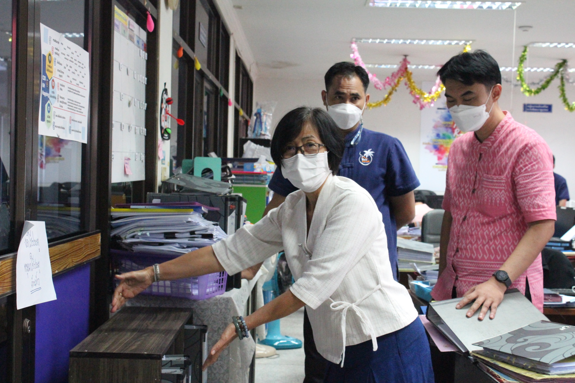 ????พช.สมุทรสาคร ขับเคลื่อนกิจกรรมพัฒนาชุมชนสมุทรสาครใสสะอาด : Big Cleaning Day???? วันที่ 21 กุมภาพันธ์ 2566 เวลา 15.00 น. ภายใต้การกำกับดูแลของนายณรงค์ รักร้อย ผู้ว่าราชการจังหวัดสมุทรสาคร โดย นางศลิษา ม่วงใหม่ พัฒนาการจังหวัดสมุทรสาคร นำทีมผู้อำนวยการกลุ่มงาน นักวิชาการพัฒนาชุมชน และเจ้าหน้าที่สำนักงานพัฒนาชุมชนจังหวัดสมุทรสาคร ร่วมกันดำเนินกิจกรรม 5ส Big Cleaning Day ภายในสำนักงานพัฒนาชุมชนจังหวัดสมุทรสาคร โดยเป็นกระบวนการหนึ่งที่เป็นระบบมีแนวปฏิบัติที่เหมาะสมสามารถนำมาใช้เพื่อปรับปรุงแก้ไขงานและรักษาสิ่งแวดล้อมในสถานที่ทำงานให้ดีขึ้น ประกอบด้วย 1. สะสาง (ทำให้เป็นระเบียบ) คือ การแยกระหว่างของที่จำเป็นต้องใช้กับของที่ไม่จำเป็นต้องใช้ ขจัดของที่ไม่จำเป็นต้องใช้ทิ้งไป 2. สะดวก (วางของในที่ที่ควรอยู่) คือ การจัดวางของที่จำเป็นต้องใช้ให้เป็นระเบีบบ สามารถหยิบใช้งานได้ทันที 3. สะอาด (ทำความสะอาด) คือ การปัดกวาดเช็ดถูสถานที่ สิ่งของ อุปกรณ์ เครื่องมือเครื่องจักร ให้สะอาดอยู่เสมอ 4. สุขลักษณะ (รักษาความสะอาด) คือ การรักษาและปฏิบัติ 3ส ได้แก่ สะสาง สะดวก และสะอาด ให้ดีตลอดไป 5. สร้างนิสัย (ฝึกให้เป็นนิสัย) คือ การรักษาและปฏิบัติ 4ส หรือสิ่งที่ดี กำหนดไว้แล้วอย่างถูกต้องจนติดเป็นนิสัย #พช.สมุทรสาครClear&Clean