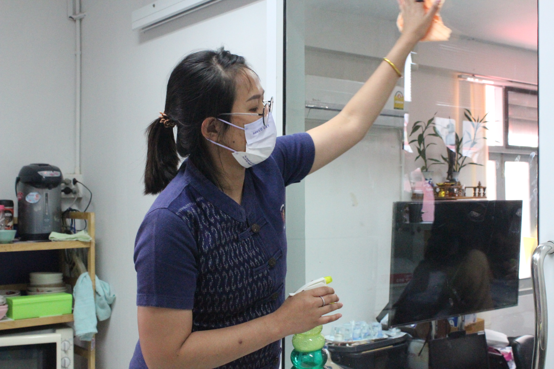 ????พช.สมุทรสาคร ขับเคลื่อนกิจกรรมพัฒนาชุมชนสมุทรสาครใสสะอาด : Big Cleaning Day???? วันที่ 21 กุมภาพันธ์ 2566 เวลา 15.00 น. ภายใต้การกำกับดูแลของนายณรงค์ รักร้อย ผู้ว่าราชการจังหวัดสมุทรสาคร โดย นางศลิษา ม่วงใหม่ พัฒนาการจังหวัดสมุทรสาคร นำทีมผู้อำนวยการกลุ่มงาน นักวิชาการพัฒนาชุมชน และเจ้าหน้าที่สำนักงานพัฒนาชุมชนจังหวัดสมุทรสาคร ร่วมกันดำเนินกิจกรรม 5ส Big Cleaning Day ภายในสำนักงานพัฒนาชุมชนจังหวัดสมุทรสาคร โดยเป็นกระบวนการหนึ่งที่เป็นระบบมีแนวปฏิบัติที่เหมาะสมสามารถนำมาใช้เพื่อปรับปรุงแก้ไขงานและรักษาสิ่งแวดล้อมในสถานที่ทำงานให้ดีขึ้น ประกอบด้วย 1. สะสาง (ทำให้เป็นระเบียบ) คือ การแยกระหว่างของที่จำเป็นต้องใช้กับของที่ไม่จำเป็นต้องใช้ ขจัดของที่ไม่จำเป็นต้องใช้ทิ้งไป 2. สะดวก (วางของในที่ที่ควรอยู่) คือ การจัดวางของที่จำเป็นต้องใช้ให้เป็นระเบีบบ สามารถหยิบใช้งานได้ทันที 3. สะอาด (ทำความสะอาด) คือ การปัดกวาดเช็ดถูสถานที่ สิ่งของ อุปกรณ์ เครื่องมือเครื่องจักร ให้สะอาดอยู่เสมอ 4. สุขลักษณะ (รักษาความสะอาด) คือ การรักษาและปฏิบัติ 3ส ได้แก่ สะสาง สะดวก และสะอาด ให้ดีตลอดไป 5. สร้างนิสัย (ฝึกให้เป็นนิสัย) คือ การรักษาและปฏิบัติ 4ส หรือสิ่งที่ดี กำหนดไว้แล้วอย่างถูกต้องจนติดเป็นนิสัย #พช.สมุทรสาครClear&Clean