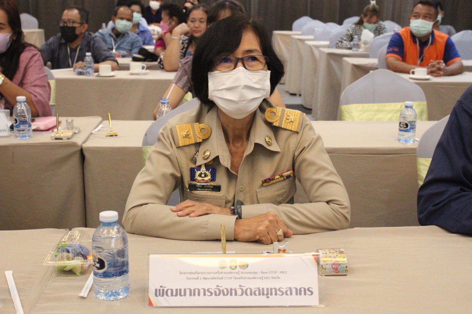 ???? พช.สมุทรสาคร จัดประชุมนำเสนอผลงานการพัฒนาผลิตภัณฑ์ OTOP ตามโครงการส่งเสริมกระบวนการเครือข่ายองค์ความรู้ (Knowledge-Base OTOP: KBO)????        วันที่ 16 กุมภาพันธ์ 2566 เวลา 08.00 น. ภายใต้การกำกับดูแลของนายณรงค์ รักร้อย ผู้ว่าราชการจังหวัดสมุทรสาคร สำนักงานพัฒนาชุมชนจังหวัดสมุทรสาคร ร่วมกับ มหาวิทยาลัยราชภัฏบ้านสมเด็จเจ้าพระยา ดำเนินการจัดประชุมนำเสนอผลงานการพัฒนาผลิตภัณฑ์ OTOP โครงการส่งเสริมกระบวนการเครือข่ายองค์ความรู้ (Knowledge-Base OTOP: KBO) กิจกรรมที่ 2 พัฒนาผลิตภัณฑ์ OTOP โดยเครือข่ายองค์ความรู้ KBO จังหวัด เพื่อให้ผู้ประกอบการนำเสนอผลิตภัณฑ์ได้รับการพัฒนาต่อยอด โดยใช้องค์ความรู้ที่ได้รับจากมหาวิทยาลัยราชภัฏบ้านสมเด็จเจ้าพระยา โดยที่ผลิตภัณฑ์ยังคงเอกลักษณ์และอัตลักษณ์ของชุมชนอย่างเด่นชัดมีคุณภาพมาตรฐานสอดคล้องตรงความต้องการของตลาด  ณ ห้องประชุมโรงแรมแกรนด์ อินเตอร์โฮเทล อำเภอเมืองสมุทรสาคร จังหวัดสมุทรสาคร