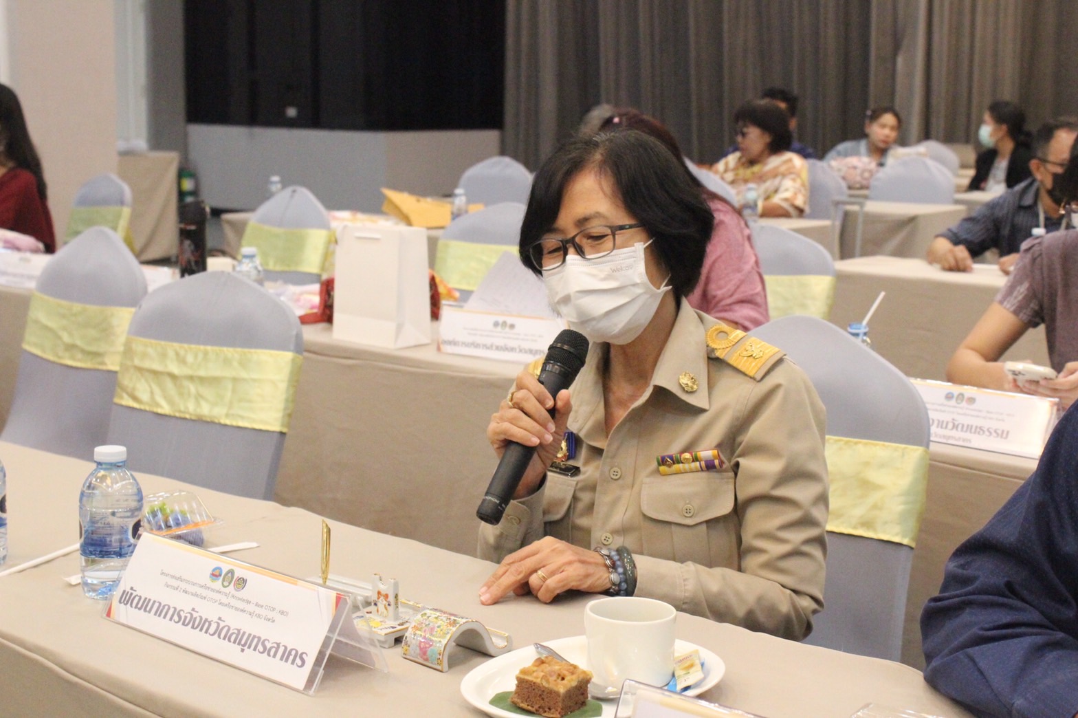 ???? พช.สมุทรสาคร จัดประชุมนำเสนอผลงานการพัฒนาผลิตภัณฑ์ OTOP ตามโครงการส่งเสริมกระบวนการเครือข่ายองค์ความรู้ (Knowledge-Base OTOP: KBO)????        วันที่ 16 กุมภาพันธ์ 2566 เวลา 08.00 น. ภายใต้การกำกับดูแลของนายณรงค์ รักร้อย ผู้ว่าราชการจังหวัดสมุทรสาคร สำนักงานพัฒนาชุมชนจังหวัดสมุทรสาคร ร่วมกับ มหาวิทยาลัยราชภัฏบ้านสมเด็จเจ้าพระยา ดำเนินการจัดประชุมนำเสนอผลงานการพัฒนาผลิตภัณฑ์ OTOP โครงการส่งเสริมกระบวนการเครือข่ายองค์ความรู้ (Knowledge-Base OTOP: KBO) กิจกรรมที่ 2 พัฒนาผลิตภัณฑ์ OTOP โดยเครือข่ายองค์ความรู้ KBO จังหวัด เพื่อให้ผู้ประกอบการนำเสนอผลิตภัณฑ์ได้รับการพัฒนาต่อยอด โดยใช้องค์ความรู้ที่ได้รับจากมหาวิทยาลัยราชภัฏบ้านสมเด็จเจ้าพระยา โดยที่ผลิตภัณฑ์ยังคงเอกลักษณ์และอัตลักษณ์ของชุมชนอย่างเด่นชัดมีคุณภาพมาตรฐานสอดคล้องตรงความต้องการของตลาด  ณ ห้องประชุมโรงแรมแกรนด์ อินเตอร์โฮเทล อำเภอเมืองสมุทรสาคร จังหวัดสมุทรสาคร