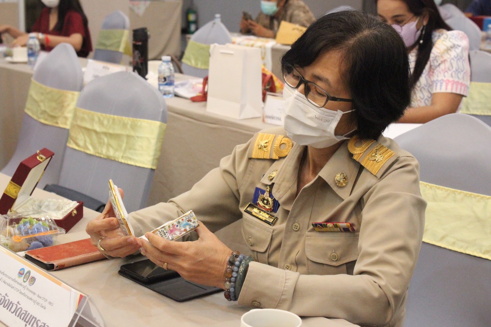 ???? พช.สมุทรสาคร จัดประชุมนำเสนอผลงานการพัฒนาผลิตภัณฑ์ OTOP ตามโครงการส่งเสริมกระบวนการเครือข่ายองค์ความรู้ (Knowledge-Base OTOP: KBO)????        วันที่ 16 กุมภาพันธ์ 2566 เวลา 08.00 น. ภายใต้การกำกับดูแลของนายณรงค์ รักร้อย ผู้ว่าราชการจังหวัดสมุทรสาคร สำนักงานพัฒนาชุมชนจังหวัดสมุทรสาคร ร่วมกับ มหาวิทยาลัยราชภัฏบ้านสมเด็จเจ้าพระยา ดำเนินการจัดประชุมนำเสนอผลงานการพัฒนาผลิตภัณฑ์ OTOP โครงการส่งเสริมกระบวนการเครือข่ายองค์ความรู้ (Knowledge-Base OTOP: KBO) กิจกรรมที่ 2 พัฒนาผลิตภัณฑ์ OTOP โดยเครือข่ายองค์ความรู้ KBO จังหวัด เพื่อให้ผู้ประกอบการนำเสนอผลิตภัณฑ์ได้รับการพัฒนาต่อยอด โดยใช้องค์ความรู้ที่ได้รับจากมหาวิทยาลัยราชภัฏบ้านสมเด็จเจ้าพระยา โดยที่ผลิตภัณฑ์ยังคงเอกลักษณ์และอัตลักษณ์ของชุมชนอย่างเด่นชัดมีคุณภาพมาตรฐานสอดคล้องตรงความต้องการของตลาด  ณ ห้องประชุมโรงแรมแกรนด์ อินเตอร์โฮเทล อำเภอเมืองสมุทรสาคร จังหวัดสมุทรสาคร