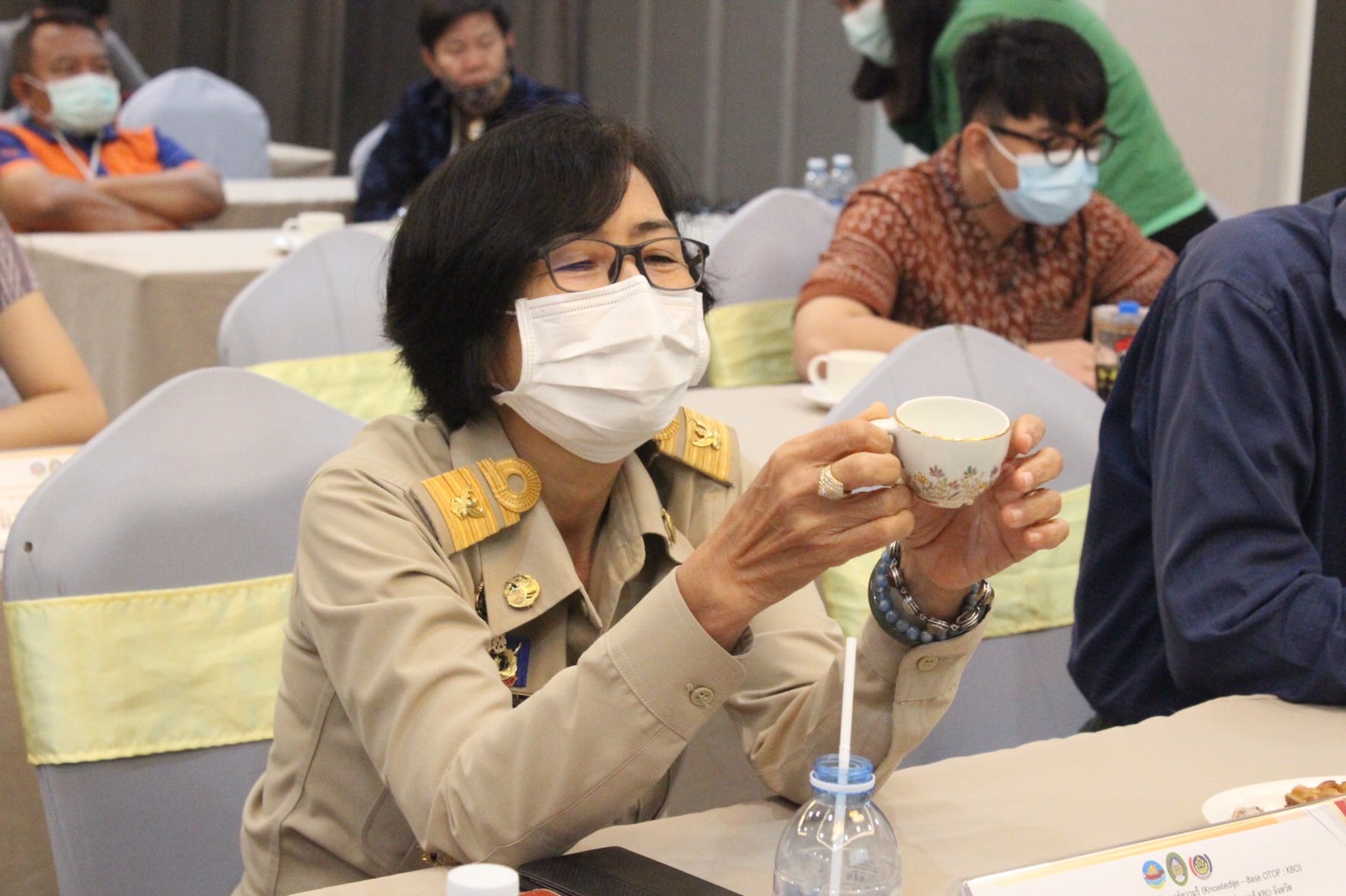???? พช.สมุทรสาคร จัดประชุมนำเสนอผลงานการพัฒนาผลิตภัณฑ์ OTOP ตามโครงการส่งเสริมกระบวนการเครือข่ายองค์ความรู้ (Knowledge-Base OTOP: KBO)????        วันที่ 16 กุมภาพันธ์ 2566 เวลา 08.00 น. ภายใต้การกำกับดูแลของนายณรงค์ รักร้อย ผู้ว่าราชการจังหวัดสมุทรสาคร สำนักงานพัฒนาชุมชนจังหวัดสมุทรสาคร ร่วมกับ มหาวิทยาลัยราชภัฏบ้านสมเด็จเจ้าพระยา ดำเนินการจัดประชุมนำเสนอผลงานการพัฒนาผลิตภัณฑ์ OTOP โครงการส่งเสริมกระบวนการเครือข่ายองค์ความรู้ (Knowledge-Base OTOP: KBO) กิจกรรมที่ 2 พัฒนาผลิตภัณฑ์ OTOP โดยเครือข่ายองค์ความรู้ KBO จังหวัด เพื่อให้ผู้ประกอบการนำเสนอผลิตภัณฑ์ได้รับการพัฒนาต่อยอด โดยใช้องค์ความรู้ที่ได้รับจากมหาวิทยาลัยราชภัฏบ้านสมเด็จเจ้าพระยา โดยที่ผลิตภัณฑ์ยังคงเอกลักษณ์และอัตลักษณ์ของชุมชนอย่างเด่นชัดมีคุณภาพมาตรฐานสอดคล้องตรงความต้องการของตลาด  ณ ห้องประชุมโรงแรมแกรนด์ อินเตอร์โฮเทล อำเภอเมืองสมุทรสาคร จังหวัดสมุทรสาคร