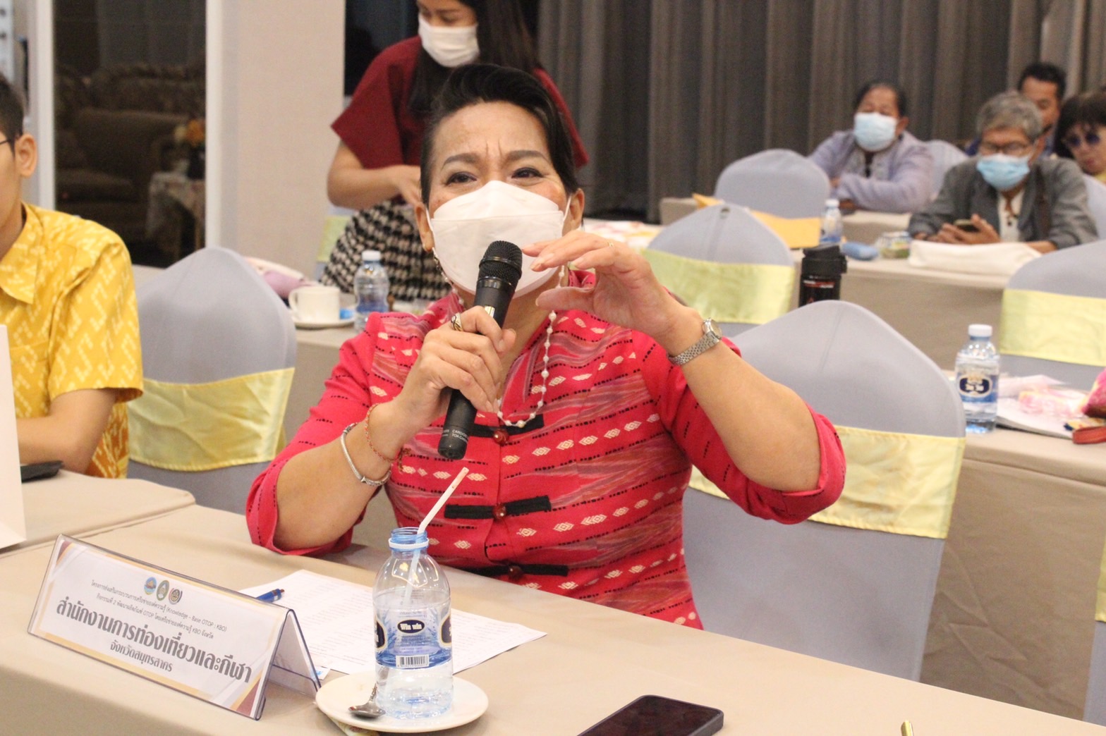 ???? พช.สมุทรสาคร จัดประชุมนำเสนอผลงานการพัฒนาผลิตภัณฑ์ OTOP ตามโครงการส่งเสริมกระบวนการเครือข่ายองค์ความรู้ (Knowledge-Base OTOP: KBO)????        วันที่ 16 กุมภาพันธ์ 2566 เวลา 08.00 น. ภายใต้การกำกับดูแลของนายณรงค์ รักร้อย ผู้ว่าราชการจังหวัดสมุทรสาคร สำนักงานพัฒนาชุมชนจังหวัดสมุทรสาคร ร่วมกับ มหาวิทยาลัยราชภัฏบ้านสมเด็จเจ้าพระยา ดำเนินการจัดประชุมนำเสนอผลงานการพัฒนาผลิตภัณฑ์ OTOP โครงการส่งเสริมกระบวนการเครือข่ายองค์ความรู้ (Knowledge-Base OTOP: KBO) กิจกรรมที่ 2 พัฒนาผลิตภัณฑ์ OTOP โดยเครือข่ายองค์ความรู้ KBO จังหวัด เพื่อให้ผู้ประกอบการนำเสนอผลิตภัณฑ์ได้รับการพัฒนาต่อยอด โดยใช้องค์ความรู้ที่ได้รับจากมหาวิทยาลัยราชภัฏบ้านสมเด็จเจ้าพระยา โดยที่ผลิตภัณฑ์ยังคงเอกลักษณ์และอัตลักษณ์ของชุมชนอย่างเด่นชัดมีคุณภาพมาตรฐานสอดคล้องตรงความต้องการของตลาด  ณ ห้องประชุมโรงแรมแกรนด์ อินเตอร์โฮเทล อำเภอเมืองสมุทรสาคร จังหวัดสมุทรสาคร