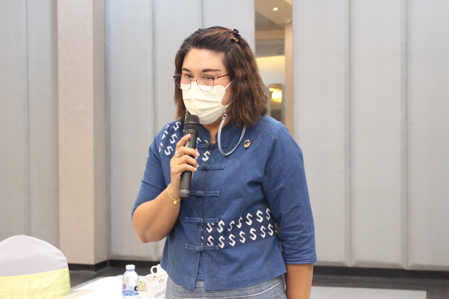 ???? พช.สมุทรสาคร จัดประชุมนำเสนอผลงานการพัฒนาผลิตภัณฑ์ OTOP ตามโครงการส่งเสริมกระบวนการเครือข่ายองค์ความรู้ (Knowledge-Base OTOP: KBO)????        วันที่ 16 กุมภาพันธ์ 2566 เวลา 08.00 น. ภายใต้การกำกับดูแลของนายณรงค์ รักร้อย ผู้ว่าราชการจังหวัดสมุทรสาคร สำนักงานพัฒนาชุมชนจังหวัดสมุทรสาคร ร่วมกับ มหาวิทยาลัยราชภัฏบ้านสมเด็จเจ้าพระยา ดำเนินการจัดประชุมนำเสนอผลงานการพัฒนาผลิตภัณฑ์ OTOP โครงการส่งเสริมกระบวนการเครือข่ายองค์ความรู้ (Knowledge-Base OTOP: KBO) กิจกรรมที่ 2 พัฒนาผลิตภัณฑ์ OTOP โดยเครือข่ายองค์ความรู้ KBO จังหวัด เพื่อให้ผู้ประกอบการนำเสนอผลิตภัณฑ์ได้รับการพัฒนาต่อยอด โดยใช้องค์ความรู้ที่ได้รับจากมหาวิทยาลัยราชภัฏบ้านสมเด็จเจ้าพระยา โดยที่ผลิตภัณฑ์ยังคงเอกลักษณ์และอัตลักษณ์ของชุมชนอย่างเด่นชัดมีคุณภาพมาตรฐานสอดคล้องตรงความต้องการของตลาด  ณ ห้องประชุมโรงแรมแกรนด์ อินเตอร์โฮเทล อำเภอเมืองสมุทรสาคร จังหวัดสมุทรสาคร