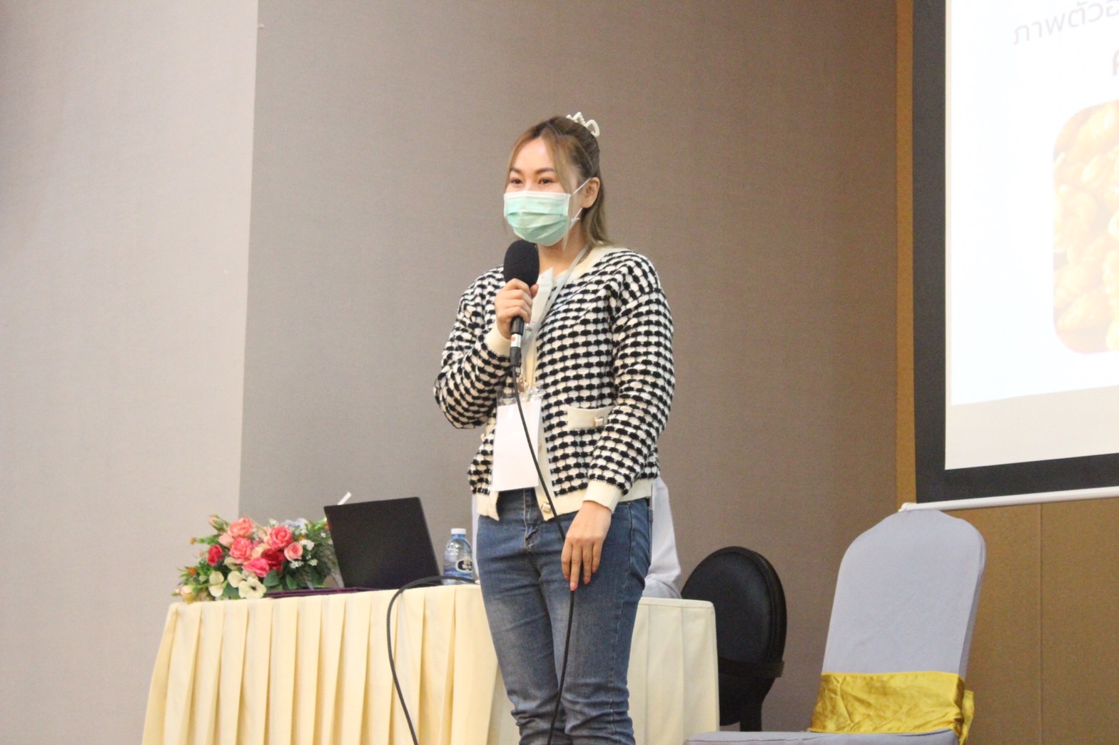 ???? พช.สมุทรสาคร จัดประชุมนำเสนอผลงานการพัฒนาผลิตภัณฑ์ OTOP ตามโครงการส่งเสริมกระบวนการเครือข่ายองค์ความรู้ (Knowledge-Base OTOP: KBO)????        วันที่ 16 กุมภาพันธ์ 2566 เวลา 08.00 น. ภายใต้การกำกับดูแลของนายณรงค์ รักร้อย ผู้ว่าราชการจังหวัดสมุทรสาคร สำนักงานพัฒนาชุมชนจังหวัดสมุทรสาคร ร่วมกับ มหาวิทยาลัยราชภัฏบ้านสมเด็จเจ้าพระยา ดำเนินการจัดประชุมนำเสนอผลงานการพัฒนาผลิตภัณฑ์ OTOP โครงการส่งเสริมกระบวนการเครือข่ายองค์ความรู้ (Knowledge-Base OTOP: KBO) กิจกรรมที่ 2 พัฒนาผลิตภัณฑ์ OTOP โดยเครือข่ายองค์ความรู้ KBO จังหวัด เพื่อให้ผู้ประกอบการนำเสนอผลิตภัณฑ์ได้รับการพัฒนาต่อยอด โดยใช้องค์ความรู้ที่ได้รับจากมหาวิทยาลัยราชภัฏบ้านสมเด็จเจ้าพระยา โดยที่ผลิตภัณฑ์ยังคงเอกลักษณ์และอัตลักษณ์ของชุมชนอย่างเด่นชัดมีคุณภาพมาตรฐานสอดคล้องตรงความต้องการของตลาด  ณ ห้องประชุมโรงแรมแกรนด์ อินเตอร์โฮเทล อำเภอเมืองสมุทรสาคร จังหวัดสมุทรสาคร
