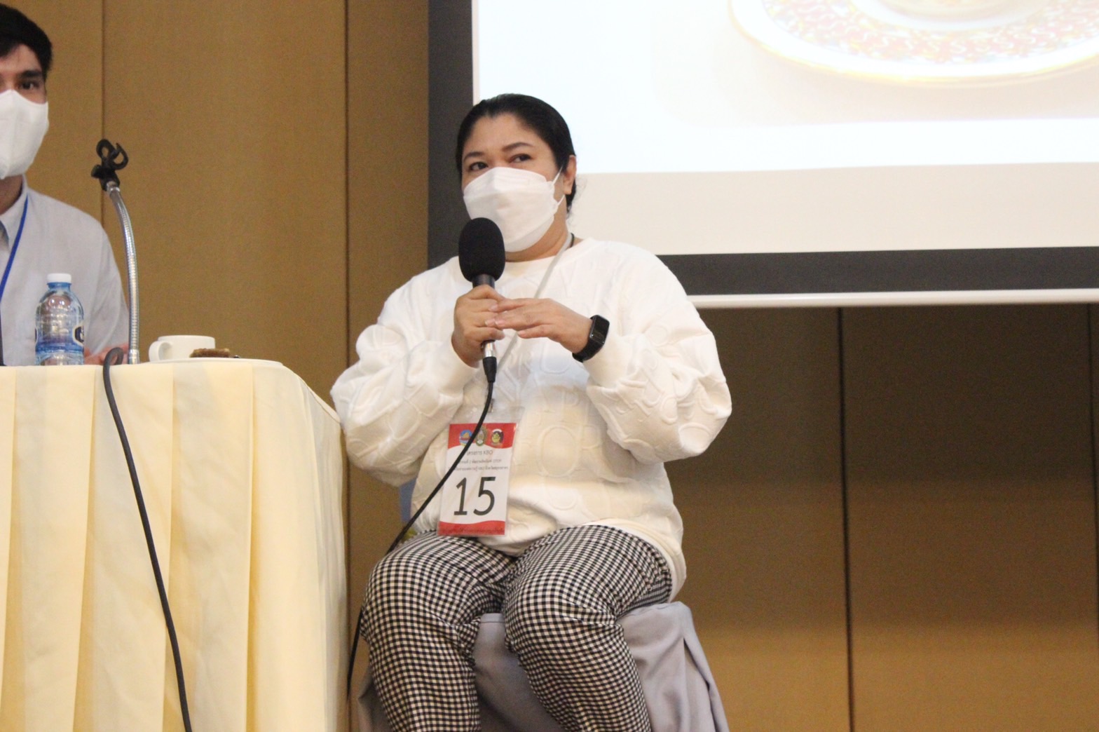 ???? พช.สมุทรสาคร จัดประชุมนำเสนอผลงานการพัฒนาผลิตภัณฑ์ OTOP ตามโครงการส่งเสริมกระบวนการเครือข่ายองค์ความรู้ (Knowledge-Base OTOP: KBO)????        วันที่ 16 กุมภาพันธ์ 2566 เวลา 08.00 น. ภายใต้การกำกับดูแลของนายณรงค์ รักร้อย ผู้ว่าราชการจังหวัดสมุทรสาคร สำนักงานพัฒนาชุมชนจังหวัดสมุทรสาคร ร่วมกับ มหาวิทยาลัยราชภัฏบ้านสมเด็จเจ้าพระยา ดำเนินการจัดประชุมนำเสนอผลงานการพัฒนาผลิตภัณฑ์ OTOP โครงการส่งเสริมกระบวนการเครือข่ายองค์ความรู้ (Knowledge-Base OTOP: KBO) กิจกรรมที่ 2 พัฒนาผลิตภัณฑ์ OTOP โดยเครือข่ายองค์ความรู้ KBO จังหวัด เพื่อให้ผู้ประกอบการนำเสนอผลิตภัณฑ์ได้รับการพัฒนาต่อยอด โดยใช้องค์ความรู้ที่ได้รับจากมหาวิทยาลัยราชภัฏบ้านสมเด็จเจ้าพระยา โดยที่ผลิตภัณฑ์ยังคงเอกลักษณ์และอัตลักษณ์ของชุมชนอย่างเด่นชัดมีคุณภาพมาตรฐานสอดคล้องตรงความต้องการของตลาด  ณ ห้องประชุมโรงแรมแกรนด์ อินเตอร์โฮเทล อำเภอเมืองสมุทรสาคร จังหวัดสมุทรสาคร
