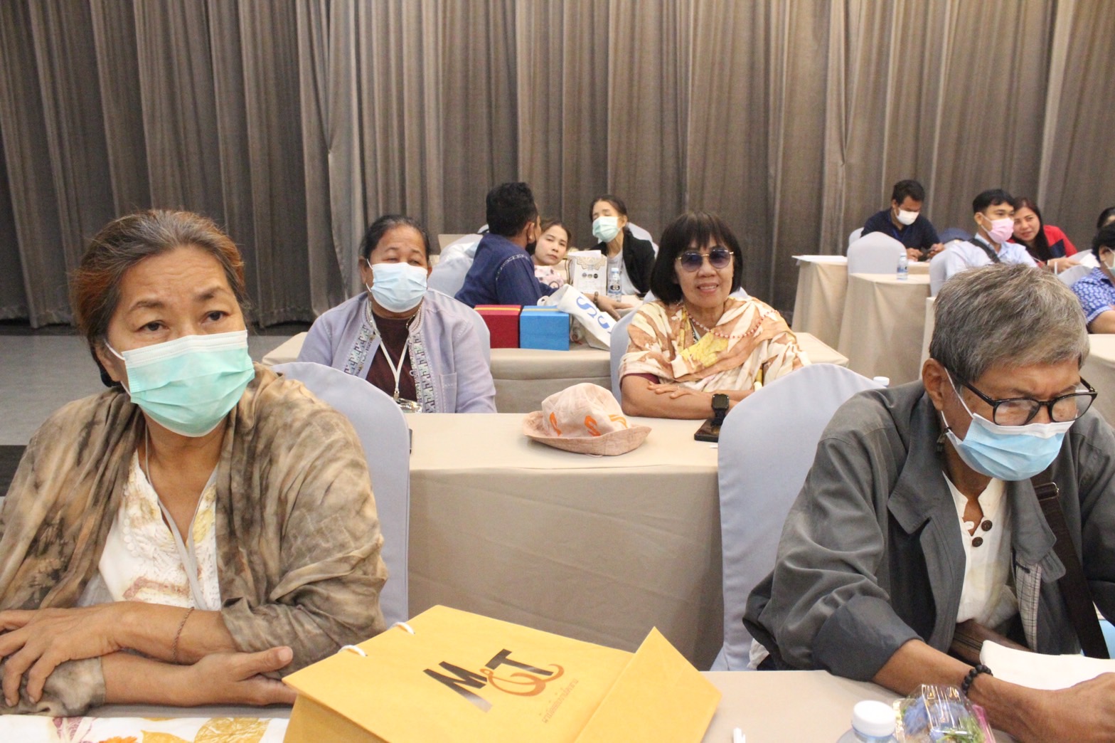 ???? พช.สมุทรสาคร จัดประชุมนำเสนอผลงานการพัฒนาผลิตภัณฑ์ OTOP ตามโครงการส่งเสริมกระบวนการเครือข่ายองค์ความรู้ (Knowledge-Base OTOP: KBO)????        วันที่ 16 กุมภาพันธ์ 2566 เวลา 08.00 น. ภายใต้การกำกับดูแลของนายณรงค์ รักร้อย ผู้ว่าราชการจังหวัดสมุทรสาคร สำนักงานพัฒนาชุมชนจังหวัดสมุทรสาคร ร่วมกับ มหาวิทยาลัยราชภัฏบ้านสมเด็จเจ้าพระยา ดำเนินการจัดประชุมนำเสนอผลงานการพัฒนาผลิตภัณฑ์ OTOP โครงการส่งเสริมกระบวนการเครือข่ายองค์ความรู้ (Knowledge-Base OTOP: KBO) กิจกรรมที่ 2 พัฒนาผลิตภัณฑ์ OTOP โดยเครือข่ายองค์ความรู้ KBO จังหวัด เพื่อให้ผู้ประกอบการนำเสนอผลิตภัณฑ์ได้รับการพัฒนาต่อยอด โดยใช้องค์ความรู้ที่ได้รับจากมหาวิทยาลัยราชภัฏบ้านสมเด็จเจ้าพระยา โดยที่ผลิตภัณฑ์ยังคงเอกลักษณ์และอัตลักษณ์ของชุมชนอย่างเด่นชัดมีคุณภาพมาตรฐานสอดคล้องตรงความต้องการของตลาด  ณ ห้องประชุมโรงแรมแกรนด์ อินเตอร์โฮเทล อำเภอเมืองสมุทรสาคร จังหวัดสมุทรสาคร