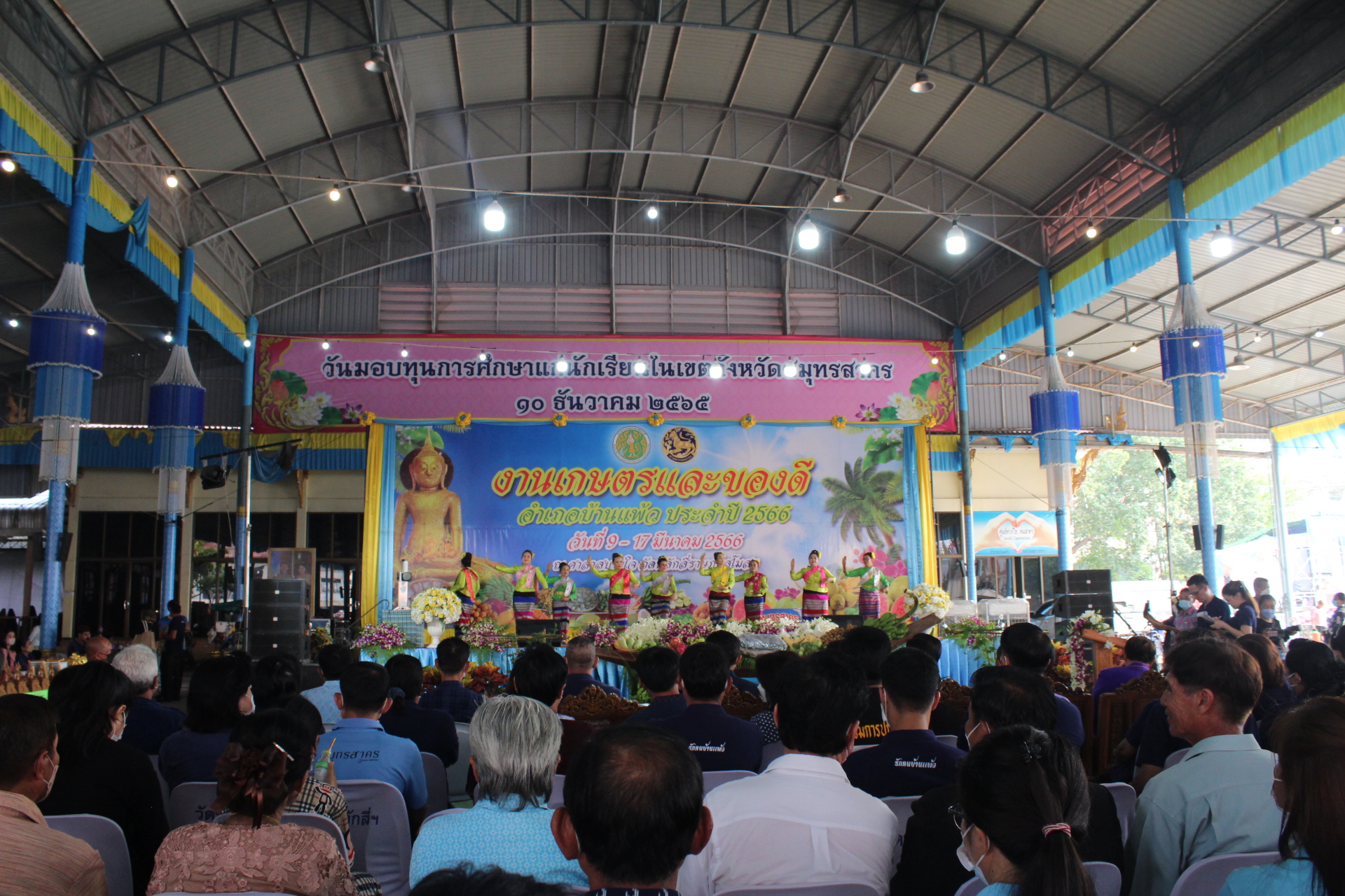 ???? พช.สมุทรสาคร ร่วมพิธีเปิดงานเกษตรและของดีอำเภอบ้านแพ้ว ประจำปี พ.ศ. 2566????  วันที่ 10 มีนาคม เวลา 15.00 น. ณ บริเวณลานจัดงานเกษตร ศาลาสบายใจ วัดหลักสี่ราษฎร์สโมสร นายณรงค์ รักร้อย ผู้ว่าราชการจังหวัดสมุทรสาคร มอบหมายให้ นายอาวุธ วิเชียรฉาย รองผู้ว่าราชการจังหวัดสมุทรสาคร เป็นประธานในพิธีเปิดงานเกษตรและของดีอำเภอบ้านแพ้ว ประจำปี พ.ศ. 2566 โดย นางศลิษา ม่วงใหม่ พัฒนาการจังหวัดสมุทรสาคร พร้อมด้วย  นางสาวเมธิดา หิรัญบูรณะ พัฒนาการอำเภอบ้านแพ้ว เจ้าหน้าพัฒนาชุมชนจังหวัด เจ้าหน้าที่พัฒนาชุมชนอำเภอ หัวหน้าส่วนราชการ หัวหน้าหน่วยงานรัฐวิสาหกิจ ผู้บริหารสถานศึกษา และสมาชิกสภาองกรค์ปกครองส่วนท้องถิ่น ข้าราชการ พนักงาน กำนัน ผู้ใหญ่บ้าน ผู้นำกลุ่ม/องค์กร ประชาชน และแขกผู้มีเกียรติ เข้าร่วมพิธีเปิดฯ  สำหรับ การจัดงานเกษตรและของดีอำเภอบ้านแพ้วในครั้งนี้เพื่อเป็นการเผยแพร่ชื่อเสียงของอำเภอบ้านแพ้ว และเพื่อเป็นการแสดงศักยภาพของอำเภอให้รู้จักแก่ประชาชนทั่วไป โดย กิจกรรมภายในงาน ประกอบด้วย 1. ชมการแสดง 2 ชุด ได้แก่ 1) รำขวัญข้าว 2) รัดข้ามคลอง 2. มอบประกาศนียบัตรเชิดชุเกียรติดีเด่นประจำตำบล 12 คน  3. เกษตรกรดีเด่นรับพระหลวงพ่อโต จากพระมงคลพัฒนาภรณ์ รองเจ้าคณะจังหวัดสมุทรสาคร 4. กดปุ่มเครื่องควั่นมะพร้าว เพื่อเปิดงานเกษตรของดีอำเภอบ้านแพ้ว  ทั้งนี้ การจัดงานในครั้งนี้ ได้รับการสนับสนุนจากพระมงคลพัฒนาภรณ์ รองเจ้าคณะจังหวัดสมุทรสาคร เจ้าอาวาสวัดหลักสี่ราษฎร์สโมสร เทศบาตำบลหลักห้า องค์กรปกครองส่วนท้องถิ่น กำนัน ผู้ใหญ่บ้าน ข้าราชการและประชาชนเกษตรอำเภอบ้านแพ้ว
