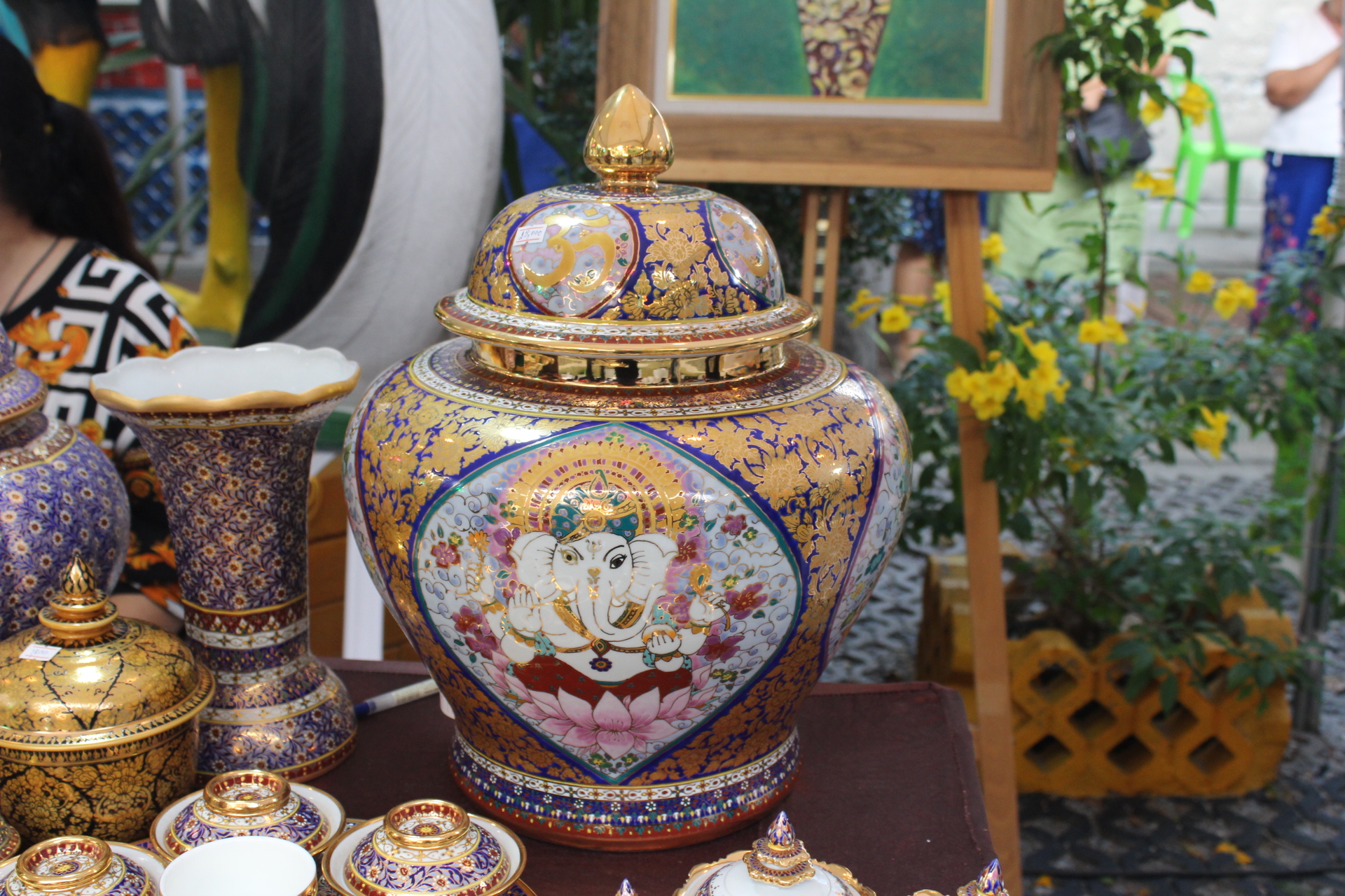 ????พช.สมุทรสาคร ร่วมพิธีเปิดงาน “สืบสาน สีสัน ลายเส้น เบญจรงค์ดอนไก่ดี” ครั้งที่ 13????       วันที่ 10 มีนาคม 2566 เวลา 17.30 น. นายณรงค์ รักร้อย ผู้ว่าราชการจังหวัดสมุทรสาคร มอบหมายให้ นายสุรศักดิ์ ผลยังส่ง รองผู้ว่าราชการจังหวัดสมุทรสาคร เป็นประธานพิธีเปิดงาน “สืบสาน สีสัน ลายเส้น เบญจรงค์ดอนไก่ดี” ครั้งที่ 13 ณ บริเวณลานวัฒนธรรม หมู่บ้านเบญจรงค์ดอนไก่ดี ตำบลดอนไก่ดี อำเภอกระทุ่มแบน จังหวัดสมุทรสาคร                ในการนี้ นางศลิษา ม่วงใหม่ พัฒนาการจังหวัดสมุทรสาคร พาณิชย์จังหวัดสมุทรสาคร หัวหน้าส่วนราชการ สื่อมวลชน และประชาชน ร่วมเป็นเกียรติในพิธีเปิดงาน โดยมี นางอุไร แตงเอี่ยม ประธานกลุ่มหมู่บ้านเบญจรงค์ดอนไก่ดี กล่าวต้อนรับประธานในพิธี นางสาวสุวีรยา ปั้นปาน พาณิชย์จังหวัดสมุทรสาคร กล่าวรายงานวัตถุประสงค์ และรายงานกิจกรรมการจัดงานฯ ซึ่งเป็นการประชาสัมพันธ์เครื่องเบญจรงค์ดอนไก่ดี มีกิจกรรมจำหน่ายสินค้า OTOP/SMEs/วิสาหกิจชุมชน/GI/สินค้าเกษตรของจังหวัดสมุทรสาคร และสินค้าธงฟ้าราคาประหยัดเพื่อลดค่าครองชีพของประชาชนและการแสดงของเด็กนักเรียนในเขตพื้นที่เทศบาลตำบลดอนไก่ดี พร้อมวงดนตรีสด (โฟล์คซอง) ระหว่างวันที่ 10 – 12 มีนาคม 2566 ตั้งแต่เวลา 10.00 – 20.00 น. ณ หมู่บ้านเบญจรงค์ดอนไก่ดี ตำบลดอนไก่ดี อำเภอกระทุ่มแบน จังหวัดสมุทรสาคร