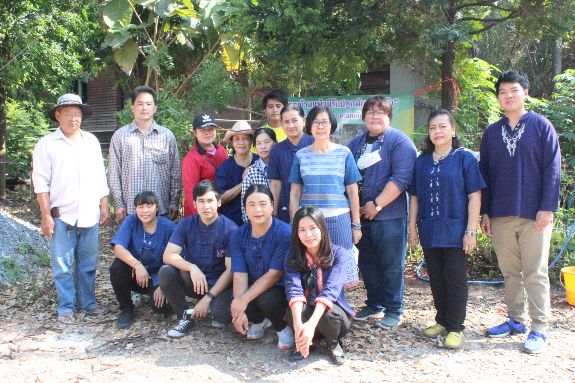 ? ??? พช.สมุทรสาคร สานพลังภาคีเครือข่าย “บวร” เดินหน้าจัดกิจกรรม “เอามื้อสามัคคี พื้นที่ว่างสร้างอาหาร”? ??? วันที่ 28 กุมภาพันธ์ 2566 เวลา 09.00 น. ภายใต้การกำกับดูแลของนายณรงค์ รักร้อย ผู้ว่าราชการจังหวัดสมุทรสาคร นางศลิษา ม่วงใหม่ พัฒนาการจังหวัดสมุทรสาคร พร้อมด้วย นางสาวเมธิดา หิรัญบูรณะ พัฒนาการอำเภอบ้านแพ้ว และเจ้าหน้าที่พัฒนาชุมชน ดำเนินกิจกรรมเอามื้อสามัคคีร่วมกันปลูกผักสวนครัวในบริเวณวัดประทุมทองรัตนาราม ประกอบด้วย ต้นมัลเบอร์รี่ ต้นขี้เหล็ก ต้นแค มะเขือ พริกขี้หนูสวน พริกกะเหรี่ยง มะละกอ และชะอม ต่อยอดกิจกรรมพื้นที่ว่างสร้างอาหาร พร้อมทั้งถวายเมล็ดพันธุ์ผักสวนครัวแด่เจ้าอาวาสวัดประทุมทองรัตนาราม  เพื่อเป็นการน้อมนำแนวพระราชดำริของสมเด็จพระกนิษฐาธิราชเจ้า กรมสมเด็จพระเทพรัตนราชสุดาฯ สยามบรมราชกุมารี สร้างความมั่นคงทางอาหาร สู่ปฏิบัติการปลูกผักสวนครัวเพื่อสร้างความมั่นคงทางอาหาร ประจำปีงบประมาณ พ.ศ. 2566 โดยได้รับความร่วมมือจากภาคีเครือข่ายการพัฒนาในพื้นที่ประกอบด้วย ผู้นำชุมชน รวมถึงประชาชนในพื้นที่ร่วมกิจกรรม ณ วัดประทุมทองรัตนาราม หมู่ที่ 2 ตำบลหนองสองห้อง อำเภอบ้านแพ้ว จังหวัดสมุทรสาคร