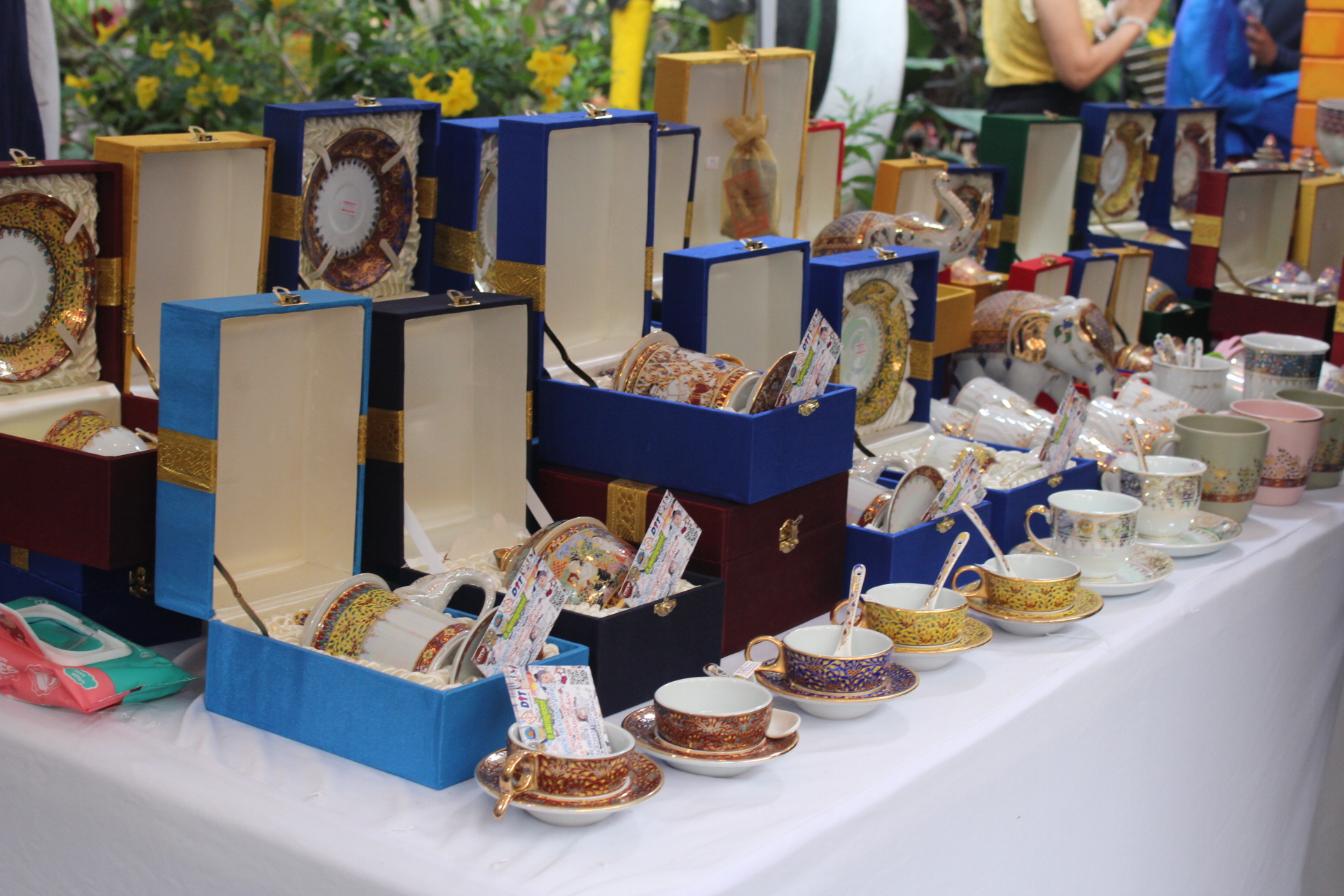 ????พช.สมุทรสาคร ร่วมพิธีเปิดงาน “สืบสาน สีสัน ลายเส้น เบญจรงค์ดอนไก่ดี” ครั้งที่ 13????       วันที่ 10 มีนาคม 2566 เวลา 17.30 น. นายณรงค์ รักร้อย ผู้ว่าราชการจังหวัดสมุทรสาคร มอบหมายให้ นายสุรศักดิ์ ผลยังส่ง รองผู้ว่าราชการจังหวัดสมุทรสาคร เป็นประธานพิธีเปิดงาน “สืบสาน สีสัน ลายเส้น เบญจรงค์ดอนไก่ดี” ครั้งที่ 13 ณ บริเวณลานวัฒนธรรม หมู่บ้านเบญจรงค์ดอนไก่ดี ตำบลดอนไก่ดี อำเภอกระทุ่มแบน จังหวัดสมุทรสาคร                ในการนี้ นางศลิษา ม่วงใหม่ พัฒนาการจังหวัดสมุทรสาคร พาณิชย์จังหวัดสมุทรสาคร หัวหน้าส่วนราชการ สื่อมวลชน และประชาชน ร่วมเป็นเกียรติในพิธีเปิดงาน โดยมี นางอุไร แตงเอี่ยม ประธานกลุ่มหมู่บ้านเบญจรงค์ดอนไก่ดี กล่าวต้อนรับประธานในพิธี นางสาวสุวีรยา ปั้นปาน พาณิชย์จังหวัดสมุทรสาคร กล่าวรายงานวัตถุประสงค์ และรายงานกิจกรรมการจัดงานฯ ซึ่งเป็นการประชาสัมพันธ์เครื่องเบญจรงค์ดอนไก่ดี มีกิจกรรมจำหน่ายสินค้า OTOP/SMEs/วิสาหกิจชุมชน/GI/สินค้าเกษตรของจังหวัดสมุทรสาคร และสินค้าธงฟ้าราคาประหยัดเพื่อลดค่าครองชีพของประชาชนและการแสดงของเด็กนักเรียนในเขตพื้นที่เทศบาลตำบลดอนไก่ดี พร้อมวงดนตรีสด (โฟล์คซอง) ระหว่างวันที่ 10 – 12 มีนาคม 2566 ตั้งแต่เวลา 10.00 – 20.00 น. ณ หมู่บ้านเบญจรงค์ดอนไก่ดี ตำบลดอนไก่ดี อำเภอกระทุ่มแบน จังหวัดสมุทรสาคร