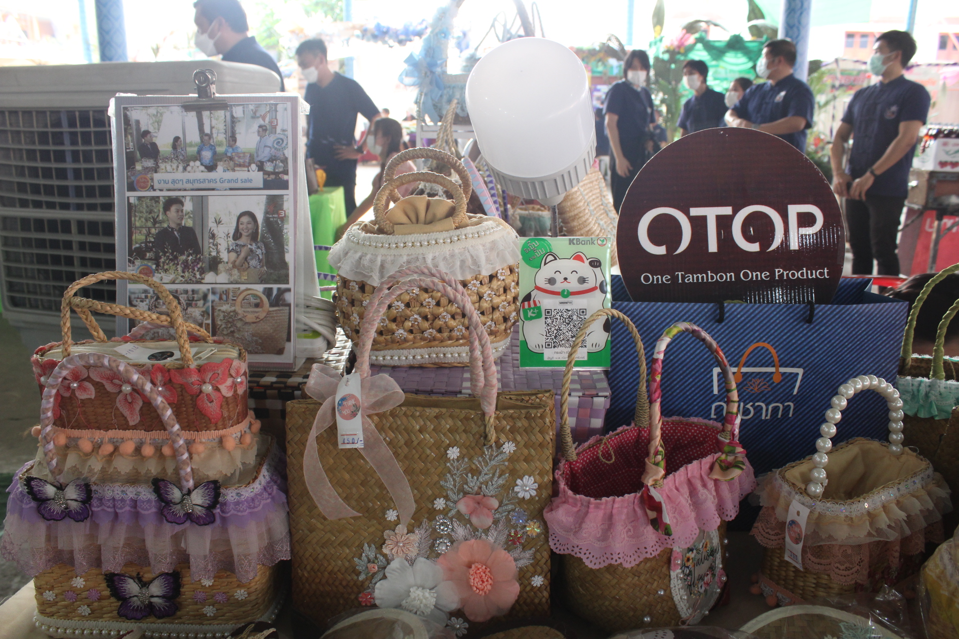 ???? พช.สมุทรสาคร ร่วมพิธีเปิดงานเกษตรและของดีอำเภอบ้านแพ้ว ประจำปี พ.ศ. 2566????  วันที่ 10 มีนาคม เวลา 15.00 น. ณ บริเวณลานจัดงานเกษตร ศาลาสบายใจ วัดหลักสี่ราษฎร์สโมสร นายณรงค์ รักร้อย ผู้ว่าราชการจังหวัดสมุทรสาคร มอบหมายให้ นายอาวุธ วิเชียรฉาย รองผู้ว่าราชการจังหวัดสมุทรสาคร เป็นประธานในพิธีเปิดงานเกษตรและของดีอำเภอบ้านแพ้ว ประจำปี พ.ศ. 2566 โดย นางศลิษา ม่วงใหม่ พัฒนาการจังหวัดสมุทรสาคร พร้อมด้วย  นางสาวเมธิดา หิรัญบูรณะ พัฒนาการอำเภอบ้านแพ้ว เจ้าหน้าพัฒนาชุมชนจังหวัด เจ้าหน้าที่พัฒนาชุมชนอำเภอ หัวหน้าส่วนราชการ หัวหน้าหน่วยงานรัฐวิสาหกิจ ผู้บริหารสถานศึกษา และสมาชิกสภาองกรค์ปกครองส่วนท้องถิ่น ข้าราชการ พนักงาน กำนัน ผู้ใหญ่บ้าน ผู้นำกลุ่ม/องค์กร ประชาชน และแขกผู้มีเกียรติ เข้าร่วมพิธีเปิดฯ  สำหรับ การจัดงานเกษตรและของดีอำเภอบ้านแพ้วในครั้งนี้เพื่อเป็นการเผยแพร่ชื่อเสียงของอำเภอบ้านแพ้ว และเพื่อเป็นการแสดงศักยภาพของอำเภอให้รู้จักแก่ประชาชนทั่วไป โดย กิจกรรมภายในงาน ประกอบด้วย 1. ชมการแสดง 2 ชุด ได้แก่ 1) รำขวัญข้าว 2) รัดข้ามคลอง 2. มอบประกาศนียบัตรเชิดชุเกียรติดีเด่นประจำตำบล 12 คน  3. เกษตรกรดีเด่นรับพระหลวงพ่อโต จากพระมงคลพัฒนาภรณ์ รองเจ้าคณะจังหวัดสมุทรสาคร 4. กดปุ่มเครื่องควั่นมะพร้าว เพื่อเปิดงานเกษตรของดีอำเภอบ้านแพ้ว  ทั้งนี้ การจัดงานในครั้งนี้ ได้รับการสนับสนุนจากพระมงคลพัฒนาภรณ์ รองเจ้าคณะจังหวัดสมุทรสาคร เจ้าอาวาสวัดหลักสี่ราษฎร์สโมสร เทศบาตำบลหลักห้า องค์กรปกครองส่วนท้องถิ่น กำนัน ผู้ใหญ่บ้าน ข้าราชการและประชาชนเกษตรอำเภอบ้านแพ้ว