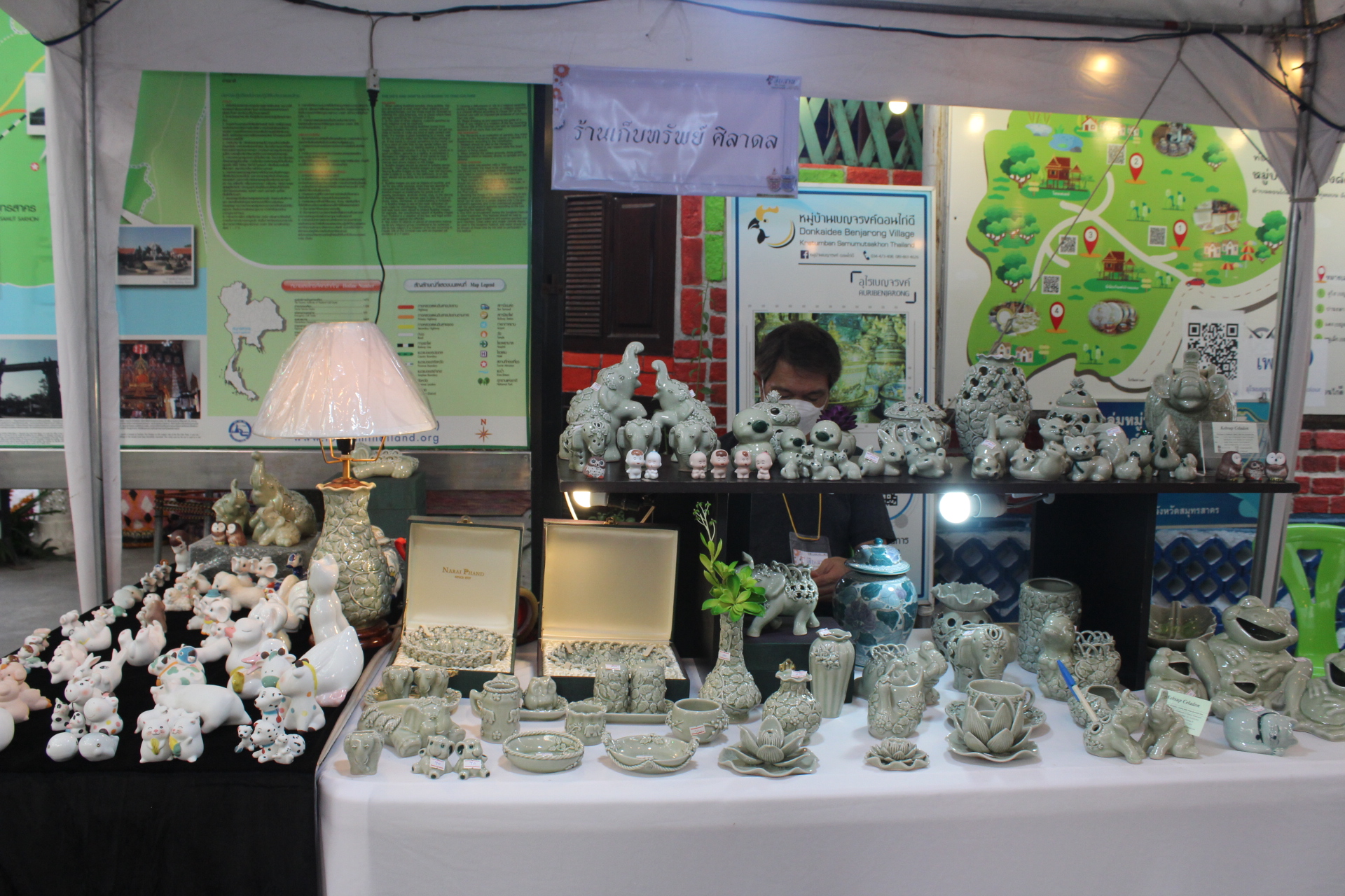 ????พช.สมุทรสาคร ร่วมพิธีเปิดงาน “สืบสาน สีสัน ลายเส้น เบญจรงค์ดอนไก่ดี” ครั้งที่ 13????       วันที่ 10 มีนาคม 2566 เวลา 17.30 น. นายณรงค์ รักร้อย ผู้ว่าราชการจังหวัดสมุทรสาคร มอบหมายให้ นายสุรศักดิ์ ผลยังส่ง รองผู้ว่าราชการจังหวัดสมุทรสาคร เป็นประธานพิธีเปิดงาน “สืบสาน สีสัน ลายเส้น เบญจรงค์ดอนไก่ดี” ครั้งที่ 13 ณ บริเวณลานวัฒนธรรม หมู่บ้านเบญจรงค์ดอนไก่ดี ตำบลดอนไก่ดี อำเภอกระทุ่มแบน จังหวัดสมุทรสาคร                ในการนี้ นางศลิษา ม่วงใหม่ พัฒนาการจังหวัดสมุทรสาคร พาณิชย์จังหวัดสมุทรสาคร หัวหน้าส่วนราชการ สื่อมวลชน และประชาชน ร่วมเป็นเกียรติในพิธีเปิดงาน โดยมี นางอุไร แตงเอี่ยม ประธานกลุ่มหมู่บ้านเบญจรงค์ดอนไก่ดี กล่าวต้อนรับประธานในพิธี นางสาวสุวีรยา ปั้นปาน พาณิชย์จังหวัดสมุทรสาคร กล่าวรายงานวัตถุประสงค์ และรายงานกิจกรรมการจัดงานฯ ซึ่งเป็นการประชาสัมพันธ์เครื่องเบญจรงค์ดอนไก่ดี มีกิจกรรมจำหน่ายสินค้า OTOP/SMEs/วิสาหกิจชุมชน/GI/สินค้าเกษตรของจังหวัดสมุทรสาคร และสินค้าธงฟ้าราคาประหยัดเพื่อลดค่าครองชีพของประชาชนและการแสดงของเด็กนักเรียนในเขตพื้นที่เทศบาลตำบลดอนไก่ดี พร้อมวงดนตรีสด (โฟล์คซอง) ระหว่างวันที่ 10 – 12 มีนาคม 2566 ตั้งแต่เวลา 10.00 – 20.00 น. ณ หมู่บ้านเบญจรงค์ดอนไก่ดี ตำบลดอนไก่ดี อำเภอกระทุ่มแบน จังหวัดสมุทรสาคร