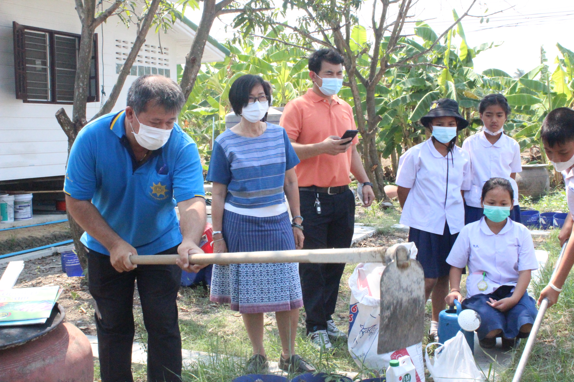? ??? พช.สมุทรสาคร สานพลังภาคีเครือข่ายเดินหน้าจัดกิจกรรม “เอามื้อสามัคคี พื้นที่ว่างสร้างอาหาร” และปลูกฝัง “ทักษะวิถีชีวิตใหม่ เยาวชนไทยสร้างอาหารเป็น”???? วันที่ 28 กุมภาพันธ์ 2566 เวลา 13.00 น. ภายใต้การกำกับดูแลของนายณรงค์ รักร้อย ผู้ว่าราชการจังหวัดสมุทรสาคร นางศลิษา ม่วงใหม่ พัฒนาการจังหวัดสมุทรสาคร พร้อมด้วย นายอรรถพงษ์  สงวนเดือน พัฒนาการอำเภอกระทุ่มแบน และเจ้าหน้าที่พัฒนาชุมชน ดำเนินกิจกรรมเอามื้อสามัคคีร่วมกันปรับปรุงพื้นที่ ทำปุ๋ย ปลูกผักสวนครัวในบริเวณแปลงเกษตรของโรงเรียนบ้านท้องคุ้ง ประกอบด้วย ต้นโหระพา คะน้า ผักชี กะเพรา พริกขี้หนู แมงลัก และกวางตุ้ง ต่อยอดกิจกรรมพื้นที่ว่างสร้างอาหาร พร้อมทั้งมอบเมล็ดพันธุ์ผักสวนครัวให้แก่ นายประศาสน์ เยี่ยมสวัสดิ์ ผู้ใหญ่บ้านหมู่ 6 เพื่อเป็นการน้อมนำแนวพระราชดำริของสมเด็จพระกนิษฐาธิราชเจ้า กรมสมเด็จพระเทพรัตนราชสุดาฯ สยามบรมราชกุมารี เพื่อสร้างความมั่นคงทางอาหาร ประจำปีงบประมาณ พ.ศ. 2566 โดยได้รับความร่วมมือจากภาคีเครือข่ายการพัฒนาในพื้นที่ประกอบด้วย ผู้นำชุมชน ครูและนักเรียนโรงเรียนบ้านท้องคุ้ง ร่วมกิจกรรมซึ่งเป็นการปลูกฝังให้มี “ทักษะวิถีชีวิตใหม่ เยาวชนไทยสร้างอาหารเป็น” พร้อมเติบโตเป็นผู้ใหญ่ที่มีคุณภาพต่อไปในอนาคต ณ แปลงเกษตรของโรงเรียนบ้านท้องคุ้ง หมู่ 6 ตำบลท่าเสา อำเภอกระทุ่มแบน จังหวัดสมุทรสาคร