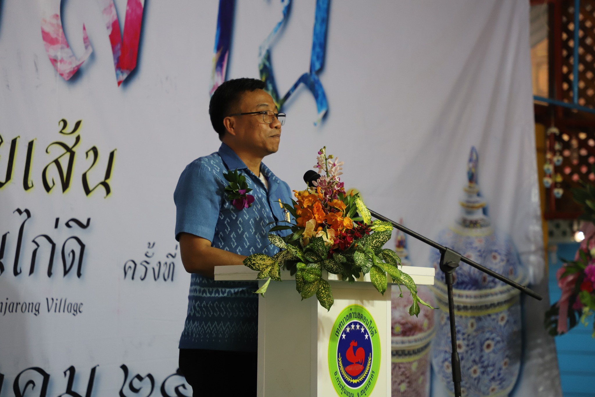 ????พช.สมุทรสาคร ร่วมพิธีเปิดงาน “สืบสาน สีสัน ลายเส้น เบญจรงค์ดอนไก่ดี” ครั้งที่ 13????       วันที่ 10 มีนาคม 2566 เวลา 17.30 น. นายณรงค์ รักร้อย ผู้ว่าราชการจังหวัดสมุทรสาคร มอบหมายให้ นายสุรศักดิ์ ผลยังส่ง รองผู้ว่าราชการจังหวัดสมุทรสาคร เป็นประธานพิธีเปิดงาน “สืบสาน สีสัน ลายเส้น เบญจรงค์ดอนไก่ดี” ครั้งที่ 13 ณ บริเวณลานวัฒนธรรม หมู่บ้านเบญจรงค์ดอนไก่ดี ตำบลดอนไก่ดี อำเภอกระทุ่มแบน จังหวัดสมุทรสาคร                ในการนี้ นางศลิษา ม่วงใหม่ พัฒนาการจังหวัดสมุทรสาคร พาณิชย์จังหวัดสมุทรสาคร หัวหน้าส่วนราชการ สื่อมวลชน และประชาชน ร่วมเป็นเกียรติในพิธีเปิดงาน โดยมี นางอุไร แตงเอี่ยม ประธานกลุ่มหมู่บ้านเบญจรงค์ดอนไก่ดี กล่าวต้อนรับประธานในพิธี นางสาวสุวีรยา ปั้นปาน พาณิชย์จังหวัดสมุทรสาคร กล่าวรายงานวัตถุประสงค์ และรายงานกิจกรรมการจัดงานฯ ซึ่งเป็นการประชาสัมพันธ์เครื่องเบญจรงค์ดอนไก่ดี มีกิจกรรมจำหน่ายสินค้า OTOP/SMEs/วิสาหกิจชุมชน/GI/สินค้าเกษตรของจังหวัดสมุทรสาคร และสินค้าธงฟ้าราคาประหยัดเพื่อลดค่าครองชีพของประชาชนและการแสดงของเด็กนักเรียนในเขตพื้นที่เทศบาลตำบลดอนไก่ดี พร้อมวงดนตรีสด (โฟล์คซอง) ระหว่างวันที่ 10 – 12 มีนาคม 2566 ตั้งแต่เวลา 10.00 – 20.00 น. ณ หมู่บ้านเบญจรงค์ดอนไก่ดี ตำบลดอนไก่ดี อำเภอกระทุ่มแบน จังหวัดสมุทรสาคร