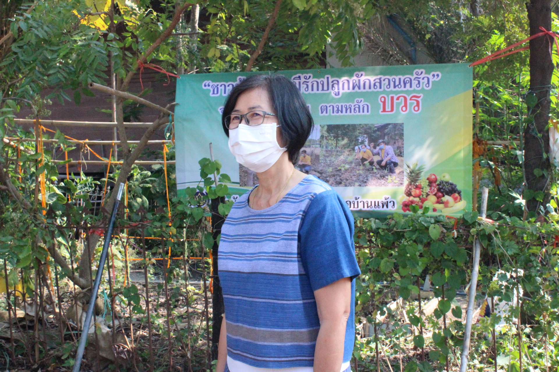 ? ??? พช.สมุทรสาคร สานพลังภาคีเครือข่าย “บวร” เดินหน้าจัดกิจกรรม “เอามื้อสามัคคี พื้นที่ว่างสร้างอาหาร”? ??? วันที่ 28 กุมภาพันธ์ 2566 เวลา 09.00 น. ภายใต้การกำกับดูแลของนายณรงค์ รักร้อย ผู้ว่าราชการจังหวัดสมุทรสาคร นางศลิษา ม่วงใหม่ พัฒนาการจังหวัดสมุทรสาคร พร้อมด้วย นางสาวเมธิดา หิรัญบูรณะ พัฒนาการอำเภอบ้านแพ้ว และเจ้าหน้าที่พัฒนาชุมชน ดำเนินกิจกรรมเอามื้อสามัคคีร่วมกันปลูกผักสวนครัวในบริเวณวัดประทุมทองรัตนาราม ประกอบด้วย ต้นมัลเบอร์รี่ ต้นขี้เหล็ก ต้นแค มะเขือ พริกขี้หนูสวน พริกกะเหรี่ยง มะละกอ และชะอม ต่อยอดกิจกรรมพื้นที่ว่างสร้างอาหาร พร้อมทั้งถวายเมล็ดพันธุ์ผักสวนครัวแด่เจ้าอาวาสวัดประทุมทองรัตนาราม  เพื่อเป็นการน้อมนำแนวพระราชดำริของสมเด็จพระกนิษฐาธิราชเจ้า กรมสมเด็จพระเทพรัตนราชสุดาฯ สยามบรมราชกุมารี สร้างความมั่นคงทางอาหาร สู่ปฏิบัติการปลูกผักสวนครัวเพื่อสร้างความมั่นคงทางอาหาร ประจำปีงบประมาณ พ.ศ. 2566 โดยได้รับความร่วมมือจากภาคีเครือข่ายการพัฒนาในพื้นที่ประกอบด้วย ผู้นำชุมชน รวมถึงประชาชนในพื้นที่ร่วมกิจกรรม ณ วัดประทุมทองรัตนาราม หมู่ที่ 2 ตำบลหนองสองห้อง อำเภอบ้านแพ้ว จังหวัดสมุทรสาคร