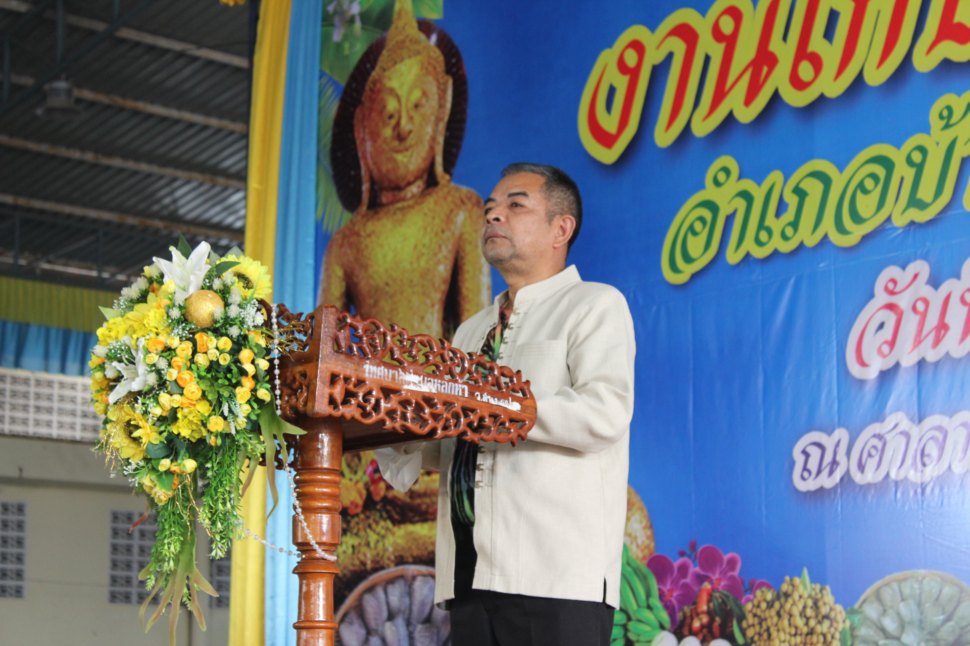 ???? พช.สมุทรสาคร ร่วมพิธีเปิดงานเกษตรและของดีอำเภอบ้านแพ้ว ประจำปี พ.ศ. 2566????  วันที่ 10 มีนาคม เวลา 15.00 น. ณ บริเวณลานจัดงานเกษตร ศาลาสบายใจ วัดหลักสี่ราษฎร์สโมสร นายณรงค์ รักร้อย ผู้ว่าราชการจังหวัดสมุทรสาคร มอบหมายให้ นายอาวุธ วิเชียรฉาย รองผู้ว่าราชการจังหวัดสมุทรสาคร เป็นประธานในพิธีเปิดงานเกษตรและของดีอำเภอบ้านแพ้ว ประจำปี พ.ศ. 2566 โดย นางศลิษา ม่วงใหม่ พัฒนาการจังหวัดสมุทรสาคร พร้อมด้วย  นางสาวเมธิดา หิรัญบูรณะ พัฒนาการอำเภอบ้านแพ้ว เจ้าหน้าพัฒนาชุมชนจังหวัด เจ้าหน้าที่พัฒนาชุมชนอำเภอ หัวหน้าส่วนราชการ หัวหน้าหน่วยงานรัฐวิสาหกิจ ผู้บริหารสถานศึกษา และสมาชิกสภาองกรค์ปกครองส่วนท้องถิ่น ข้าราชการ พนักงาน กำนัน ผู้ใหญ่บ้าน ผู้นำกลุ่ม/องค์กร ประชาชน และแขกผู้มีเกียรติ เข้าร่วมพิธีเปิดฯ  สำหรับ การจัดงานเกษตรและของดีอำเภอบ้านแพ้วในครั้งนี้เพื่อเป็นการเผยแพร่ชื่อเสียงของอำเภอบ้านแพ้ว และเพื่อเป็นการแสดงศักยภาพของอำเภอให้รู้จักแก่ประชาชนทั่วไป โดย กิจกรรมภายในงาน ประกอบด้วย 1. ชมการแสดง 2 ชุด ได้แก่ 1) รำขวัญข้าว 2) รัดข้ามคลอง 2. มอบประกาศนียบัตรเชิดชุเกียรติดีเด่นประจำตำบล 12 คน  3. เกษตรกรดีเด่นรับพระหลวงพ่อโต จากพระมงคลพัฒนาภรณ์ รองเจ้าคณะจังหวัดสมุทรสาคร 4. กดปุ่มเครื่องควั่นมะพร้าว เพื่อเปิดงานเกษตรของดีอำเภอบ้านแพ้ว  ทั้งนี้ การจัดงานในครั้งนี้ ได้รับการสนับสนุนจากพระมงคลพัฒนาภรณ์ รองเจ้าคณะจังหวัดสมุทรสาคร เจ้าอาวาสวัดหลักสี่ราษฎร์สโมสร เทศบาตำบลหลักห้า องค์กรปกครองส่วนท้องถิ่น กำนัน ผู้ใหญ่บ้าน ข้าราชการและประชาชนเกษตรอำเภอบ้านแพ้ว