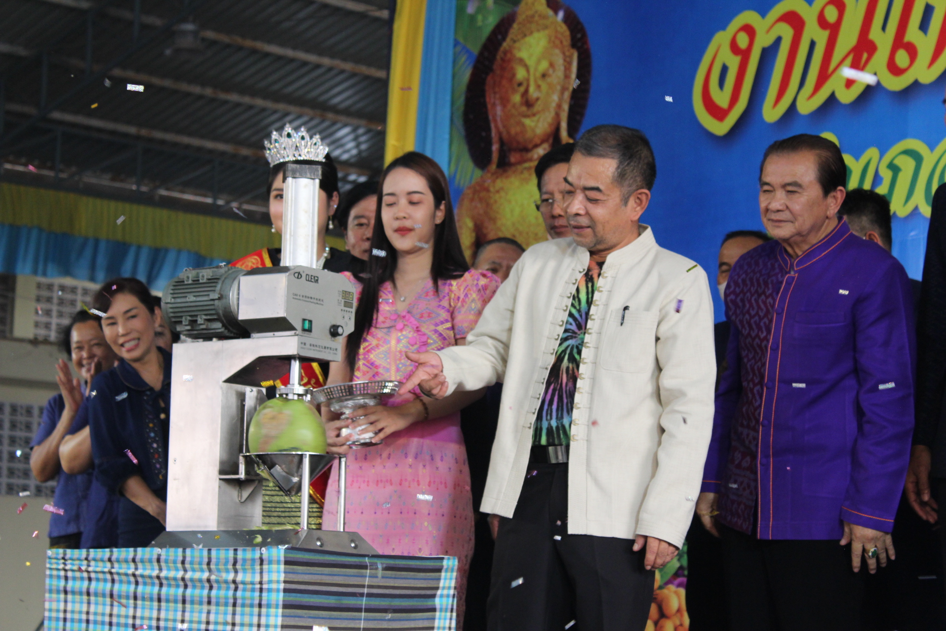 ???? พช.สมุทรสาคร ร่วมพิธีเปิดงานเกษตรและของดีอำเภอบ้านแพ้ว ประจำปี พ.ศ. 2566????  วันที่ 10 มีนาคม เวลา 15.00 น. ณ บริเวณลานจัดงานเกษตร ศาลาสบายใจ วัดหลักสี่ราษฎร์สโมสร นายณรงค์ รักร้อย ผู้ว่าราชการจังหวัดสมุทรสาคร มอบหมายให้ นายอาวุธ วิเชียรฉาย รองผู้ว่าราชการจังหวัดสมุทรสาคร เป็นประธานในพิธีเปิดงานเกษตรและของดีอำเภอบ้านแพ้ว ประจำปี พ.ศ. 2566 โดย นางศลิษา ม่วงใหม่ พัฒนาการจังหวัดสมุทรสาคร พร้อมด้วย  นางสาวเมธิดา หิรัญบูรณะ พัฒนาการอำเภอบ้านแพ้ว เจ้าหน้าพัฒนาชุมชนจังหวัด เจ้าหน้าที่พัฒนาชุมชนอำเภอ หัวหน้าส่วนราชการ หัวหน้าหน่วยงานรัฐวิสาหกิจ ผู้บริหารสถานศึกษา และสมาชิกสภาองกรค์ปกครองส่วนท้องถิ่น ข้าราชการ พนักงาน กำนัน ผู้ใหญ่บ้าน ผู้นำกลุ่ม/องค์กร ประชาชน และแขกผู้มีเกียรติ เข้าร่วมพิธีเปิดฯ  สำหรับ การจัดงานเกษตรและของดีอำเภอบ้านแพ้วในครั้งนี้เพื่อเป็นการเผยแพร่ชื่อเสียงของอำเภอบ้านแพ้ว และเพื่อเป็นการแสดงศักยภาพของอำเภอให้รู้จักแก่ประชาชนทั่วไป โดย กิจกรรมภายในงาน ประกอบด้วย 1. ชมการแสดง 2 ชุด ได้แก่ 1) รำขวัญข้าว 2) รัดข้ามคลอง 2. มอบประกาศนียบัตรเชิดชุเกียรติดีเด่นประจำตำบล 12 คน  3. เกษตรกรดีเด่นรับพระหลวงพ่อโต จากพระมงคลพัฒนาภรณ์ รองเจ้าคณะจังหวัดสมุทรสาคร 4. กดปุ่มเครื่องควั่นมะพร้าว เพื่อเปิดงานเกษตรของดีอำเภอบ้านแพ้ว  ทั้งนี้ การจัดงานในครั้งนี้ ได้รับการสนับสนุนจากพระมงคลพัฒนาภรณ์ รองเจ้าคณะจังหวัดสมุทรสาคร เจ้าอาวาสวัดหลักสี่ราษฎร์สโมสร เทศบาตำบลหลักห้า องค์กรปกครองส่วนท้องถิ่น กำนัน ผู้ใหญ่บ้าน ข้าราชการและประชาชนเกษตรอำเภอบ้านแพ้ว