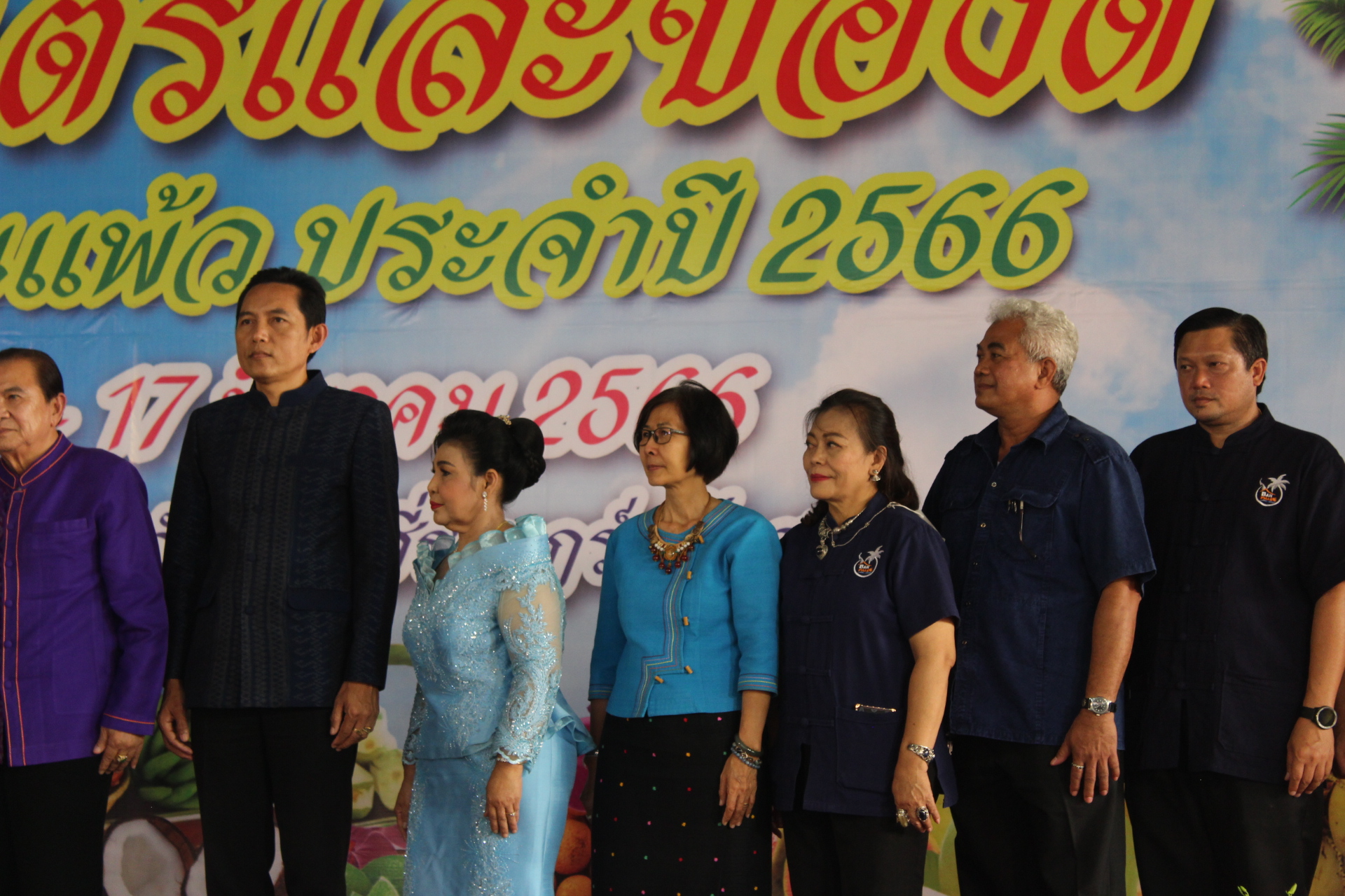 ???? พช.สมุทรสาคร ร่วมพิธีเปิดงานเกษตรและของดีอำเภอบ้านแพ้ว ประจำปี พ.ศ. 2566????  วันที่ 10 มีนาคม เวลา 15.00 น. ณ บริเวณลานจัดงานเกษตร ศาลาสบายใจ วัดหลักสี่ราษฎร์สโมสร นายณรงค์ รักร้อย ผู้ว่าราชการจังหวัดสมุทรสาคร มอบหมายให้ นายอาวุธ วิเชียรฉาย รองผู้ว่าราชการจังหวัดสมุทรสาคร เป็นประธานในพิธีเปิดงานเกษตรและของดีอำเภอบ้านแพ้ว ประจำปี พ.ศ. 2566 โดย นางศลิษา ม่วงใหม่ พัฒนาการจังหวัดสมุทรสาคร พร้อมด้วย  นางสาวเมธิดา หิรัญบูรณะ พัฒนาการอำเภอบ้านแพ้ว เจ้าหน้าพัฒนาชุมชนจังหวัด เจ้าหน้าที่พัฒนาชุมชนอำเภอ หัวหน้าส่วนราชการ หัวหน้าหน่วยงานรัฐวิสาหกิจ ผู้บริหารสถานศึกษา และสมาชิกสภาองกรค์ปกครองส่วนท้องถิ่น ข้าราชการ พนักงาน กำนัน ผู้ใหญ่บ้าน ผู้นำกลุ่ม/องค์กร ประชาชน และแขกผู้มีเกียรติ เข้าร่วมพิธีเปิดฯ  สำหรับ การจัดงานเกษตรและของดีอำเภอบ้านแพ้วในครั้งนี้เพื่อเป็นการเผยแพร่ชื่อเสียงของอำเภอบ้านแพ้ว และเพื่อเป็นการแสดงศักยภาพของอำเภอให้รู้จักแก่ประชาชนทั่วไป โดย กิจกรรมภายในงาน ประกอบด้วย 1. ชมการแสดง 2 ชุด ได้แก่ 1) รำขวัญข้าว 2) รัดข้ามคลอง 2. มอบประกาศนียบัตรเชิดชุเกียรติดีเด่นประจำตำบล 12 คน  3. เกษตรกรดีเด่นรับพระหลวงพ่อโต จากพระมงคลพัฒนาภรณ์ รองเจ้าคณะจังหวัดสมุทรสาคร 4. กดปุ่มเครื่องควั่นมะพร้าว เพื่อเปิดงานเกษตรของดีอำเภอบ้านแพ้ว  ทั้งนี้ การจัดงานในครั้งนี้ ได้รับการสนับสนุนจากพระมงคลพัฒนาภรณ์ รองเจ้าคณะจังหวัดสมุทรสาคร เจ้าอาวาสวัดหลักสี่ราษฎร์สโมสร เทศบาตำบลหลักห้า องค์กรปกครองส่วนท้องถิ่น กำนัน ผู้ใหญ่บ้าน ข้าราชการและประชาชนเกษตรอำเภอบ้านแพ้ว