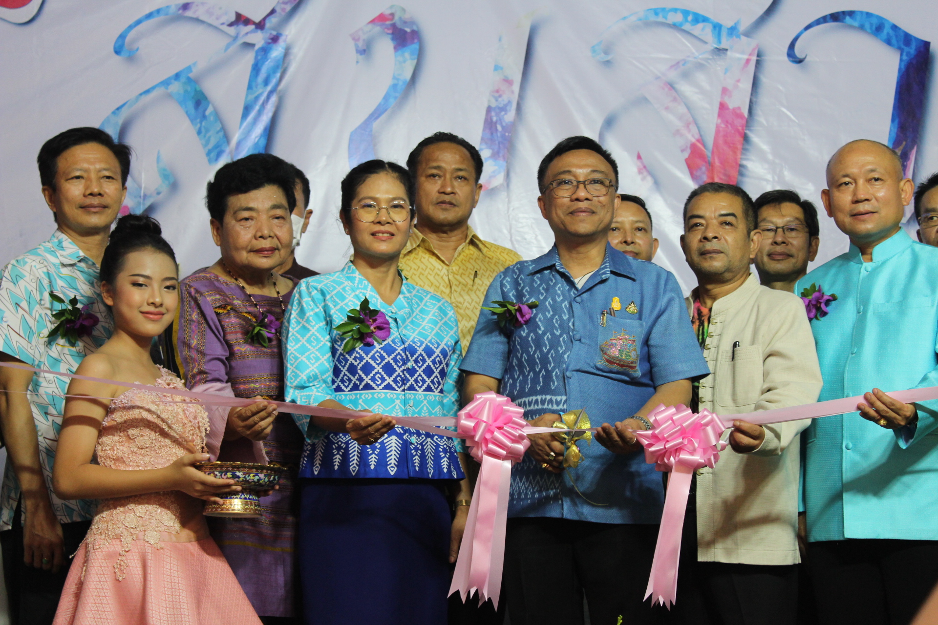 ????พช.สมุทรสาคร ร่วมพิธีเปิดงาน “สืบสาน สีสัน ลายเส้น เบญจรงค์ดอนไก่ดี” ครั้งที่ 13????       วันที่ 10 มีนาคม 2566 เวลา 17.30 น. นายณรงค์ รักร้อย ผู้ว่าราชการจังหวัดสมุทรสาคร มอบหมายให้ นายสุรศักดิ์ ผลยังส่ง รองผู้ว่าราชการจังหวัดสมุทรสาคร เป็นประธานพิธีเปิดงาน “สืบสาน สีสัน ลายเส้น เบญจรงค์ดอนไก่ดี” ครั้งที่ 13 ณ บริเวณลานวัฒนธรรม หมู่บ้านเบญจรงค์ดอนไก่ดี ตำบลดอนไก่ดี อำเภอกระทุ่มแบน จังหวัดสมุทรสาคร                ในการนี้ นางศลิษา ม่วงใหม่ พัฒนาการจังหวัดสมุทรสาคร พาณิชย์จังหวัดสมุทรสาคร หัวหน้าส่วนราชการ สื่อมวลชน และประชาชน ร่วมเป็นเกียรติในพิธีเปิดงาน โดยมี นางอุไร แตงเอี่ยม ประธานกลุ่มหมู่บ้านเบญจรงค์ดอนไก่ดี กล่าวต้อนรับประธานในพิธี นางสาวสุวีรยา ปั้นปาน พาณิชย์จังหวัดสมุทรสาคร กล่าวรายงานวัตถุประสงค์ และรายงานกิจกรรมการจัดงานฯ ซึ่งเป็นการประชาสัมพันธ์เครื่องเบญจรงค์ดอนไก่ดี มีกิจกรรมจำหน่ายสินค้า OTOP/SMEs/วิสาหกิจชุมชน/GI/สินค้าเกษตรของจังหวัดสมุทรสาคร และสินค้าธงฟ้าราคาประหยัดเพื่อลดค่าครองชีพของประชาชนและการแสดงของเด็กนักเรียนในเขตพื้นที่เทศบาลตำบลดอนไก่ดี พร้อมวงดนตรีสด (โฟล์คซอง) ระหว่างวันที่ 10 – 12 มีนาคม 2566 ตั้งแต่เวลา 10.00 – 20.00 น. ณ หมู่บ้านเบญจรงค์ดอนไก่ดี ตำบลดอนไก่ดี อำเภอกระทุ่มแบน จังหวัดสมุทรสาคร
