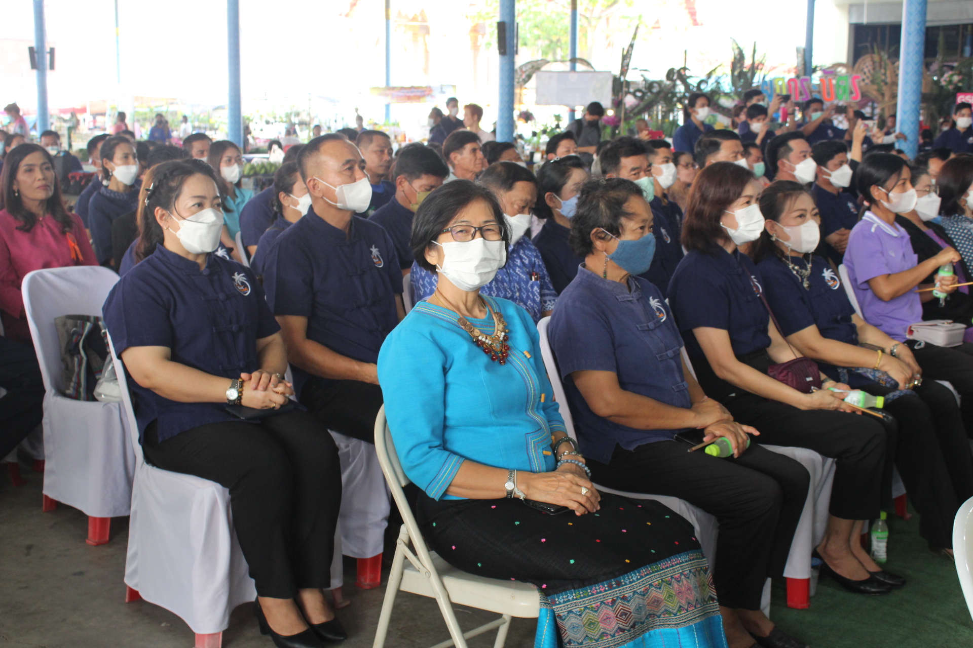 ???? พช.สมุทรสาคร ร่วมพิธีเปิดงานเกษตรและของดีอำเภอบ้านแพ้ว ประจำปี พ.ศ. 2566????  วันที่ 10 มีนาคม เวลา 15.00 น. ณ บริเวณลานจัดงานเกษตร ศาลาสบายใจ วัดหลักสี่ราษฎร์สโมสร นายณรงค์ รักร้อย ผู้ว่าราชการจังหวัดสมุทรสาคร มอบหมายให้ นายอาวุธ วิเชียรฉาย รองผู้ว่าราชการจังหวัดสมุทรสาคร เป็นประธานในพิธีเปิดงานเกษตรและของดีอำเภอบ้านแพ้ว ประจำปี พ.ศ. 2566 โดย นางศลิษา ม่วงใหม่ พัฒนาการจังหวัดสมุทรสาคร พร้อมด้วย  นางสาวเมธิดา หิรัญบูรณะ พัฒนาการอำเภอบ้านแพ้ว เจ้าหน้าพัฒนาชุมชนจังหวัด เจ้าหน้าที่พัฒนาชุมชนอำเภอ หัวหน้าส่วนราชการ หัวหน้าหน่วยงานรัฐวิสาหกิจ ผู้บริหารสถานศึกษา และสมาชิกสภาองกรค์ปกครองส่วนท้องถิ่น ข้าราชการ พนักงาน กำนัน ผู้ใหญ่บ้าน ผู้นำกลุ่ม/องค์กร ประชาชน และแขกผู้มีเกียรติ เข้าร่วมพิธีเปิดฯ  สำหรับ การจัดงานเกษตรและของดีอำเภอบ้านแพ้วในครั้งนี้เพื่อเป็นการเผยแพร่ชื่อเสียงของอำเภอบ้านแพ้ว และเพื่อเป็นการแสดงศักยภาพของอำเภอให้รู้จักแก่ประชาชนทั่วไป โดย กิจกรรมภายในงาน ประกอบด้วย 1. ชมการแสดง 2 ชุด ได้แก่ 1) รำขวัญข้าว 2) รัดข้ามคลอง 2. มอบประกาศนียบัตรเชิดชุเกียรติดีเด่นประจำตำบล 12 คน  3. เกษตรกรดีเด่นรับพระหลวงพ่อโต จากพระมงคลพัฒนาภรณ์ รองเจ้าคณะจังหวัดสมุทรสาคร 4. กดปุ่มเครื่องควั่นมะพร้าว เพื่อเปิดงานเกษตรของดีอำเภอบ้านแพ้ว  ทั้งนี้ การจัดงานในครั้งนี้ ได้รับการสนับสนุนจากพระมงคลพัฒนาภรณ์ รองเจ้าคณะจังหวัดสมุทรสาคร เจ้าอาวาสวัดหลักสี่ราษฎร์สโมสร เทศบาตำบลหลักห้า องค์กรปกครองส่วนท้องถิ่น กำนัน ผู้ใหญ่บ้าน ข้าราชการและประชาชนเกษตรอำเภอบ้านแพ้ว