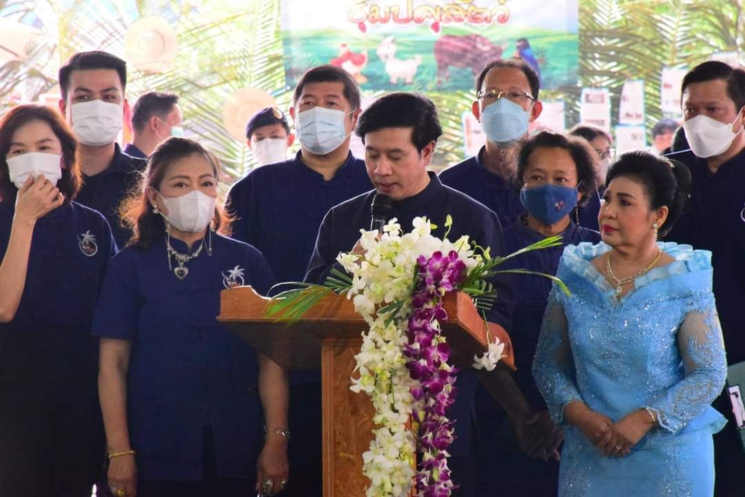 ???? พช.สมุทรสาคร ร่วมพิธีเปิดงานเกษตรและของดีอำเภอบ้านแพ้ว ประจำปี พ.ศ. 2566????  วันที่ 10 มีนาคม เวลา 15.00 น. ณ บริเวณลานจัดงานเกษตร ศาลาสบายใจ วัดหลักสี่ราษฎร์สโมสร นายณรงค์ รักร้อย ผู้ว่าราชการจังหวัดสมุทรสาคร มอบหมายให้ นายอาวุธ วิเชียรฉาย รองผู้ว่าราชการจังหวัดสมุทรสาคร เป็นประธานในพิธีเปิดงานเกษตรและของดีอำเภอบ้านแพ้ว ประจำปี พ.ศ. 2566 โดย นางศลิษา ม่วงใหม่ พัฒนาการจังหวัดสมุทรสาคร พร้อมด้วย  นางสาวเมธิดา หิรัญบูรณะ พัฒนาการอำเภอบ้านแพ้ว เจ้าหน้าพัฒนาชุมชนจังหวัด เจ้าหน้าที่พัฒนาชุมชนอำเภอ หัวหน้าส่วนราชการ หัวหน้าหน่วยงานรัฐวิสาหกิจ ผู้บริหารสถานศึกษา และสมาชิกสภาองกรค์ปกครองส่วนท้องถิ่น ข้าราชการ พนักงาน กำนัน ผู้ใหญ่บ้าน ผู้นำกลุ่ม/องค์กร ประชาชน และแขกผู้มีเกียรติ เข้าร่วมพิธีเปิดฯ  สำหรับ การจัดงานเกษตรและของดีอำเภอบ้านแพ้วในครั้งนี้เพื่อเป็นการเผยแพร่ชื่อเสียงของอำเภอบ้านแพ้ว และเพื่อเป็นการแสดงศักยภาพของอำเภอให้รู้จักแก่ประชาชนทั่วไป โดย กิจกรรมภายในงาน ประกอบด้วย 1. ชมการแสดง 2 ชุด ได้แก่ 1) รำขวัญข้าว 2) รัดข้ามคลอง 2. มอบประกาศนียบัตรเชิดชุเกียรติดีเด่นประจำตำบล 12 คน  3. เกษตรกรดีเด่นรับพระหลวงพ่อโต จากพระมงคลพัฒนาภรณ์ รองเจ้าคณะจังหวัดสมุทรสาคร 4. กดปุ่มเครื่องควั่นมะพร้าว เพื่อเปิดงานเกษตรของดีอำเภอบ้านแพ้ว  ทั้งนี้ การจัดงานในครั้งนี้ ได้รับการสนับสนุนจากพระมงคลพัฒนาภรณ์ รองเจ้าคณะจังหวัดสมุทรสาคร เจ้าอาวาสวัดหลักสี่ราษฎร์สโมสร เทศบาตำบลหลักห้า องค์กรปกครองส่วนท้องถิ่น กำนัน ผู้ใหญ่บ้าน ข้าราชการและประชาชนเกษตรอำเภอบ้านแพ้ว