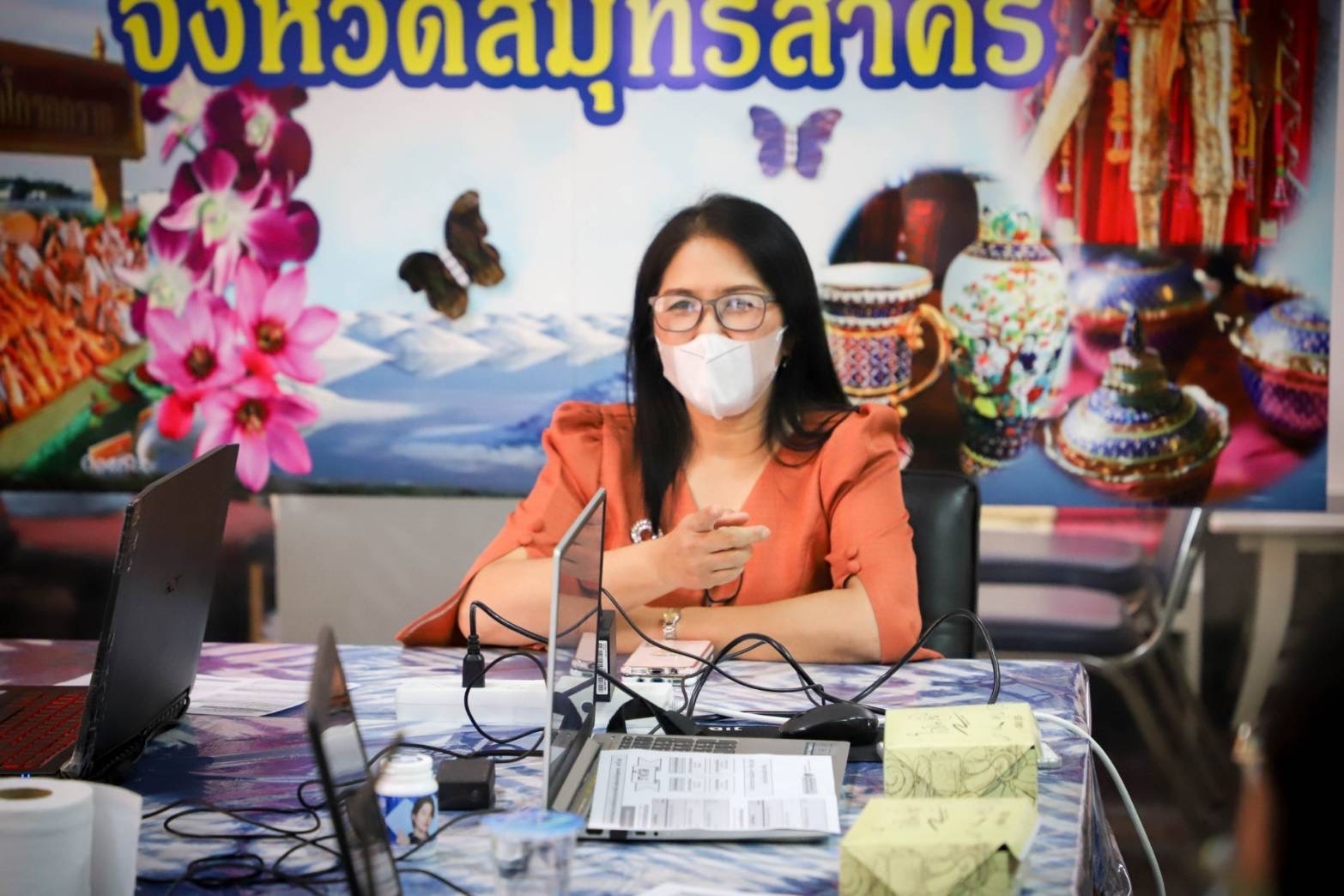 ????พช.สมุทรสาคร เพิ่มพูนทักษะเจ้าหน้าที่ ขับเคลื่อนงานประชาสัมพันธ์ ????  วันที่ 7 มีนาคม 2566 ภายใต้การกำกับดูแลของนายณรงค์รักร้อย ผู้ว่าราชการจังหวัดสมุทรสาคร นางศลิษา ม่วงใหม่ พัฒนาการจังหวัดสมุทรสาคร เป็นประธานเปิดการประชุมเชิงปฏิบัติการ สร้างความรู้ความเข้าใจเทคนิครูปแบบการทำสื่อประชาสัมพันธ์ออนไลน์ แก่เจ้าหน้าที่สำนักงานพัฒนาชุมชนจังหวัดสมุทรสาคร  และสำนักงานพัฒนาชุมชนอำเภอทุกอำเภอ  ?ภาคเช้าการสร้างความรู้ โดยนายวัลลภ เขียวผึ้ง นักประชาสัมพันธ์ชำนาญการ สำนักงานประชาสัมพันธ์จังหวัดสระบุรี เป็นวิทยากรบรรยายให้ความรู้ในหัวข้อ การเขียนข่าวประชาสัมพันธ์ พร้อมวิธีการใช้งานโปรแกรมและเครื่องมือในการทำสื่อออนไลน์ ประเภทคลิปวิดีโอ เพื่อเพิ่มพูนความรู้และทักษะของเจ้าหน้าที่ในการทำงานประชาสัมพันธ์   ?ภาคบ่ายการสร้างความเข้าใจ กิจกรรม Workshop ลงมือปฏิบัติจริง ในการนี้นางสายเพชร จังกาจิตต์ ประชาสัมพันธ์จังหวัดสมุทรสาคร ได้มอบแนวทางและหลักการของงานประชาสัมพันธ์  โดยนางสาวจันทร์ทรา ศรีดาวเรือง และนายเฉลิมชัย ฤทธิ์ไธสง เจ้าหน้าที่ประชาสัมพันธ์จังหวัดสมุทรสาคร เป็นวิทยากรในการเขียนข่าวให้มีความน่าสนใจ มีรายละเอียดครบถ้วน  และการถ่ายภาพที่ถือเป็นหัวใจสำคัญของงานประชาสัมพันธ์การจัดองค์ประกอบ การถ่ายทอดเรื่องราว เพื่อเพิ่มองค์ความรู้ และเสริมสร้างเทคนิคในงานประชาสัมพันธ์แก่เจ้าหน้าที่พัฒนาชุมชน ณ ห้องประชุมสำนักงานพัฒนาชุมชนจังหวัดสมุทรสาคร