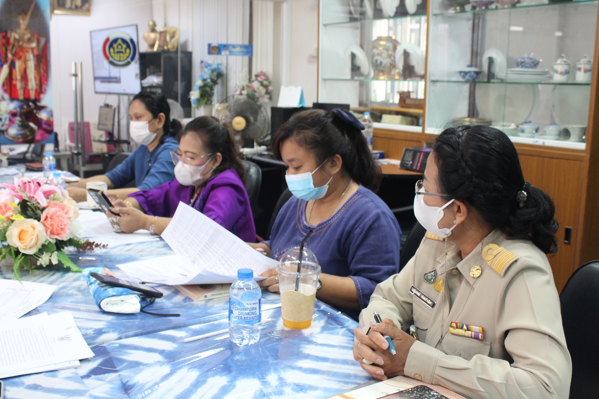 ????พช.สมุทรสาคร จัดประชุมคณะทำงานพิจารณาจัดทำข้อตกลงการปฏิบัติราชการและผลการประเมินผลการปฏิบัติราชการของข้าราชการสังกัดกรมการพัฒนาชุมชน จังหวัดสมุทรสาคร ครั้งที่ 1/2566???? วันที่ 9 มีนาคม 2566 เวลา 09.30 น. ณ ห้องประชุมสำนักงานพัฒนาชุมชนจังหวัดสมุทรสาคร ชั้น 2 ศาลากลางจังหวัดสมุทรสาคร ภายใต้การกำกับดูแลของนายณรงค์ รักร้อย ผู้ว่าราชการจังหวัดสมุทรสาคร โดย นางศลิษา ม่วงใหม่ พัฒนาการจังหวัดสมุทรสาคร เป็นประธานการประชุมคณะทำงานพิจารณาจัดทำข้อตกลงการปฏิบัติราชการและผลการประเมินผลการปฏิบัติราชการของข้าราชการสังกัดกรมการพัฒนาชุมชน จังหวัดสมุทรสาคร ครั้งที่ 1/2566 โดยมี ผู้อำนวยการกลุ่มงาน พัฒนาการอำเภอ นักวิชาการพัฒนาชุมชน ร่วมประชุมฯ เพื่อรับทราบแนวทางประเมินผลการปฏิบัติราชการของข้าราชการพลเรือนสามัญ สังกัดกรมการพัฒนาชุมชน ประจำปี พ.ศ. 2566 และพิจารณามาตรฐานการกำหนดตัวชี้วัด ค่าเป้าหมาย เกณฑ์การวัด และน้ำหนักของการประเมินผลการปฏิบัติราชการ ณ ต้นรอบการประเมิน