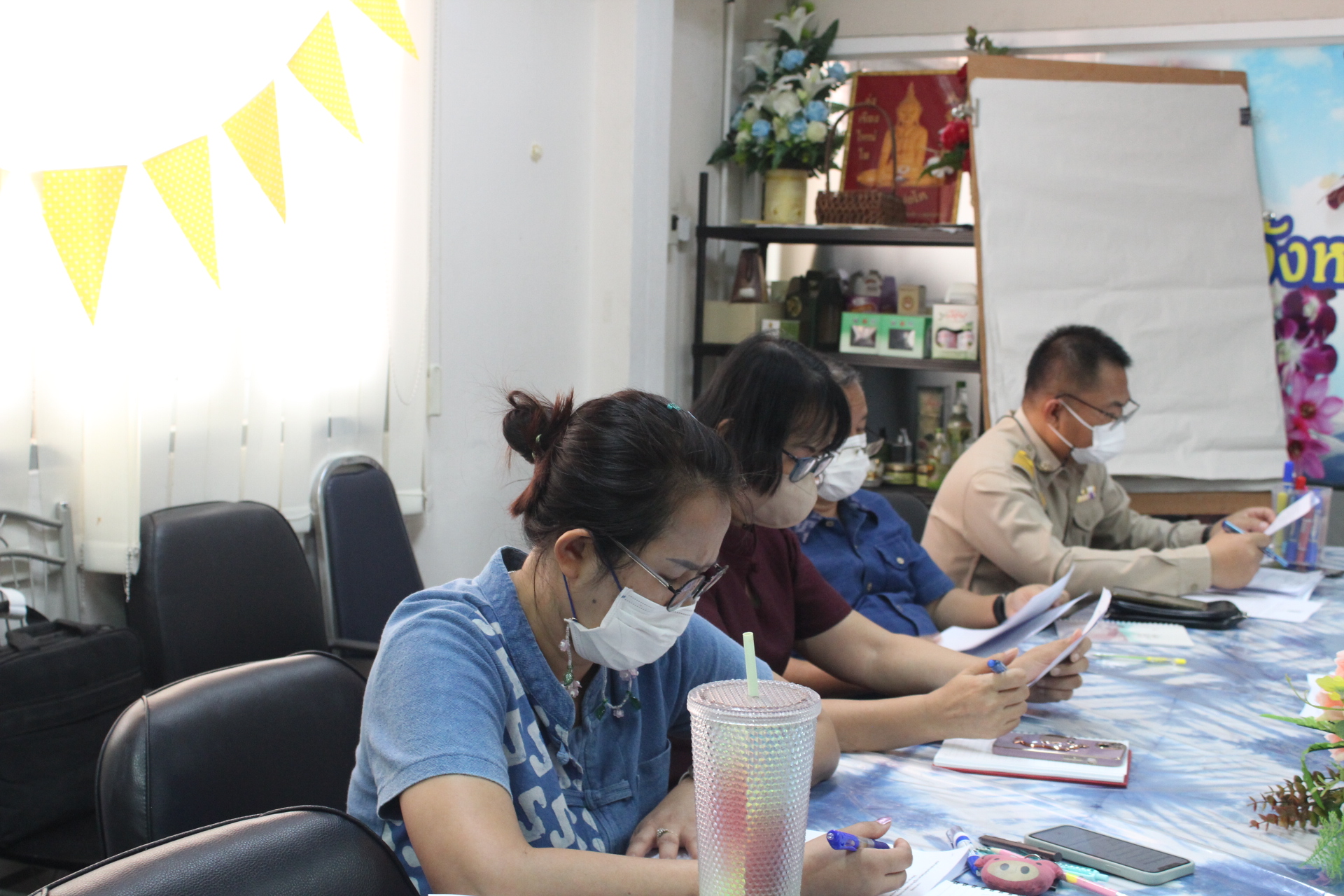 ????พช.สมุทรสาคร จัดประชุมคณะทำงานพิจารณาจัดทำข้อตกลงการปฏิบัติราชการและผลการประเมินผลการปฏิบัติราชการของข้าราชการสังกัดกรมการพัฒนาชุมชน จังหวัดสมุทรสาคร ครั้งที่ 1/2566???? วันที่ 9 มีนาคม 2566 เวลา 09.30 น. ณ ห้องประชุมสำนักงานพัฒนาชุมชนจังหวัดสมุทรสาคร ชั้น 2 ศาลากลางจังหวัดสมุทรสาคร ภายใต้การกำกับดูแลของนายณรงค์ รักร้อย ผู้ว่าราชการจังหวัดสมุทรสาคร โดย นางศลิษา ม่วงใหม่ พัฒนาการจังหวัดสมุทรสาคร เป็นประธานการประชุมคณะทำงานพิจารณาจัดทำข้อตกลงการปฏิบัติราชการและผลการประเมินผลการปฏิบัติราชการของข้าราชการสังกัดกรมการพัฒนาชุมชน จังหวัดสมุทรสาคร ครั้งที่ 1/2566 โดยมี ผู้อำนวยการกลุ่มงาน พัฒนาการอำเภอ นักวิชาการพัฒนาชุมชน ร่วมประชุมฯ เพื่อรับทราบแนวทางประเมินผลการปฏิบัติราชการของข้าราชการพลเรือนสามัญ สังกัดกรมการพัฒนาชุมชน ประจำปี พ.ศ. 2566 และพิจารณามาตรฐานการกำหนดตัวชี้วัด ค่าเป้าหมาย เกณฑ์การวัด และน้ำหนักของการประเมินผลการปฏิบัติราชการ ณ ต้นรอบการประเมิน