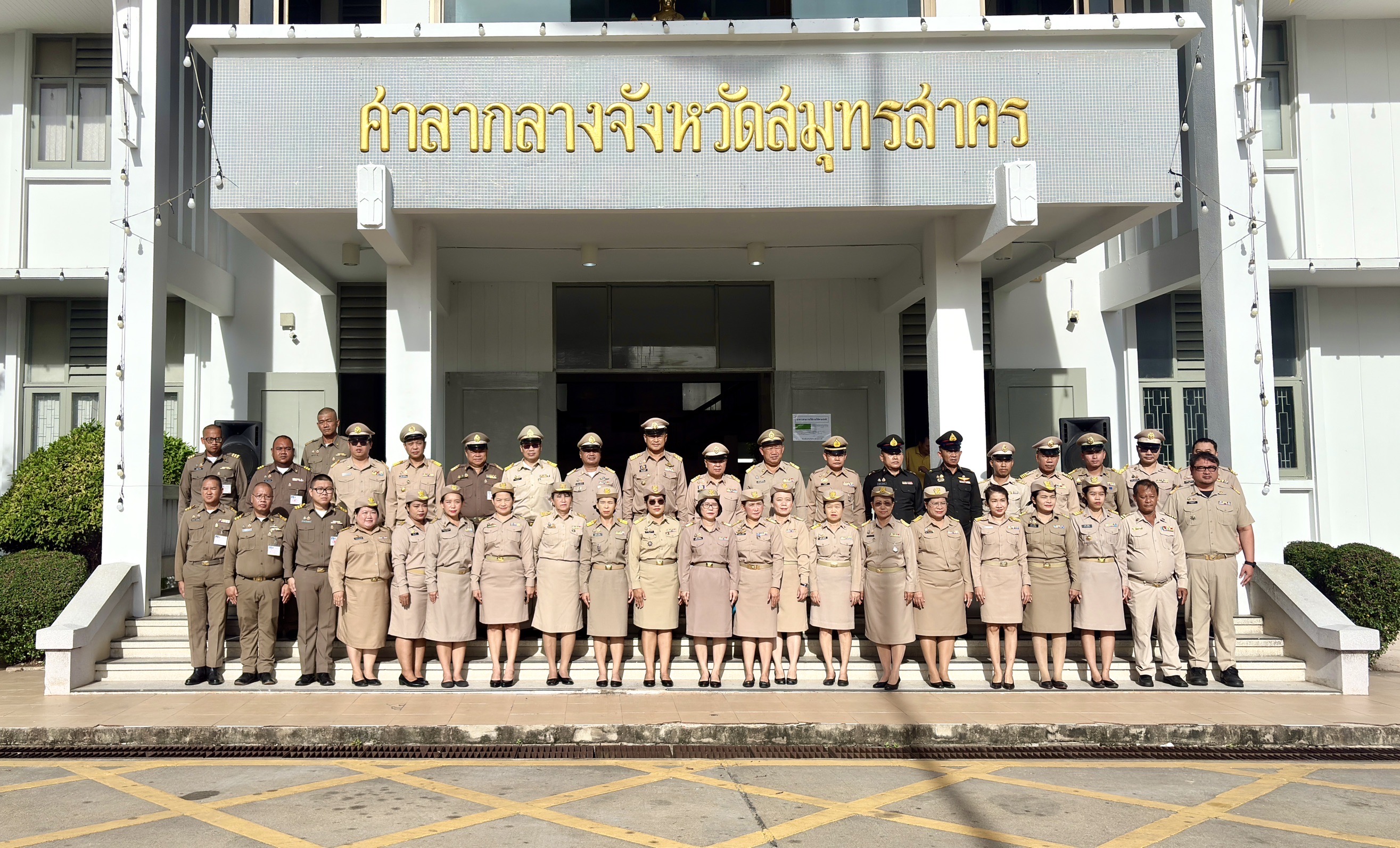 พช.สมุทรสาคร ร่วมกิจกรรมเคารพธงชาติ และร้องเพลงชาติไทยเป็นประจำทุกสัปดาห์